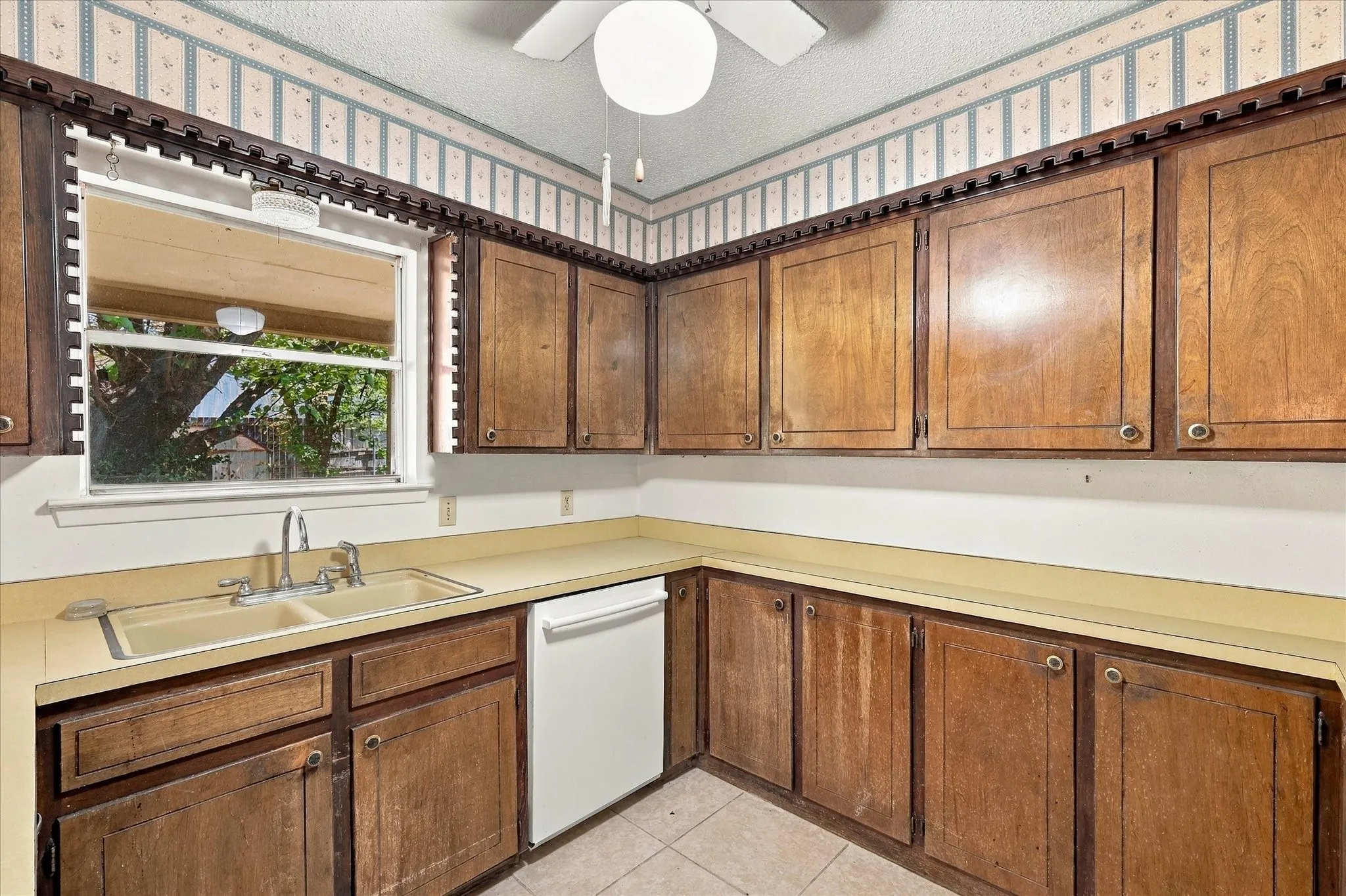 Single Family Residence For Sale in Tarrant County , 200 Quail Creek Drive, Crowley, Texas 76036, 3 Bedroom, 2 Bathroom, 2 Garage spaces, 1,395 Sqft, built in 1971, mls#21388848, Real Estate Agent in Crowley, Homes For Sale in Tarrant county, Homes For Sale in Crowley, Realtor in Crowley Texas, Real Estate Brokerage Independent Realty Texas, Luminita Cordes Realtor