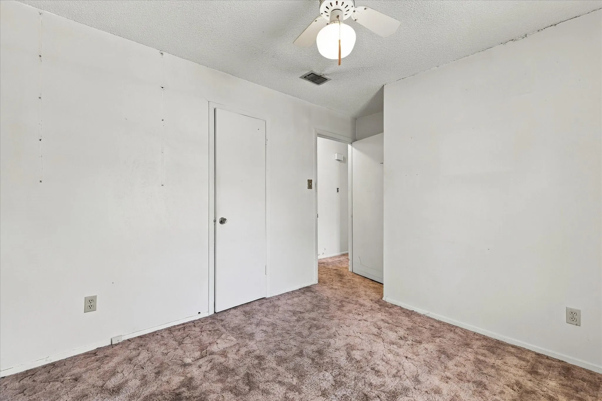 Single Family Residence For Sale in Tarrant County , 200 Quail Creek Drive, Crowley, Texas 76036, 3 Bedroom, 2 Bathroom, 2 Garage spaces, 1,395 Sqft, built in 1971, mls#21388848, Real Estate Agent in Crowley, Homes For Sale in Tarrant county, Homes For Sale in Crowley, Realtor in Crowley Texas, Real Estate Brokerage Independent Realty Texas, Luminita Cordes Realtor
