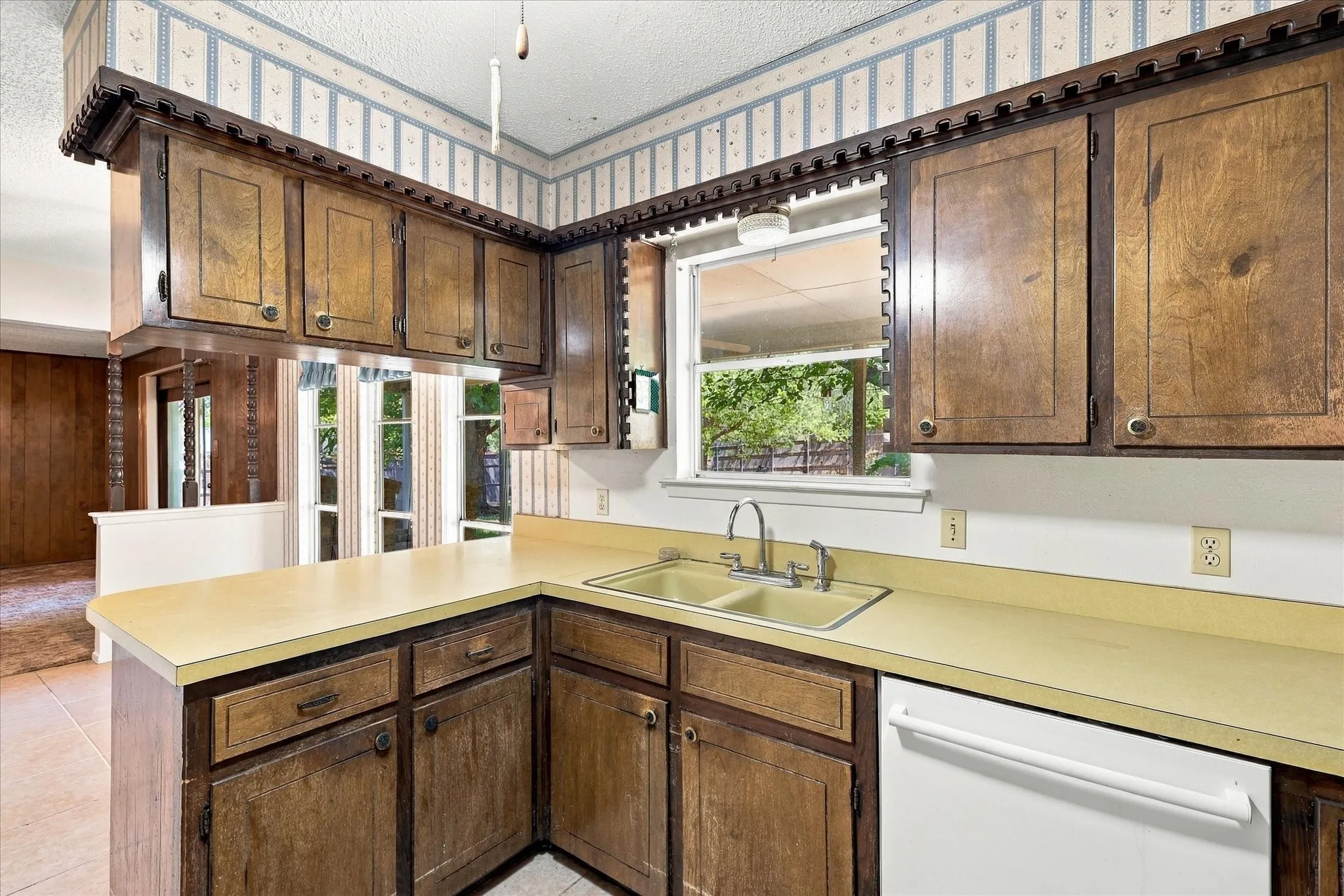 Single Family Residence For Sale in Tarrant County , 200 Quail Creek Drive, Crowley, Texas 76036, 3 Bedroom, 2 Bathroom, 2 Garage spaces, 1,395 Sqft, built in 1971, mls#21388848, Real Estate Agent in Crowley, Homes For Sale in Tarrant county, Homes For Sale in Crowley, Realtor in Crowley Texas, Real Estate Brokerage Independent Realty Texas, Luminita Cordes Realtor