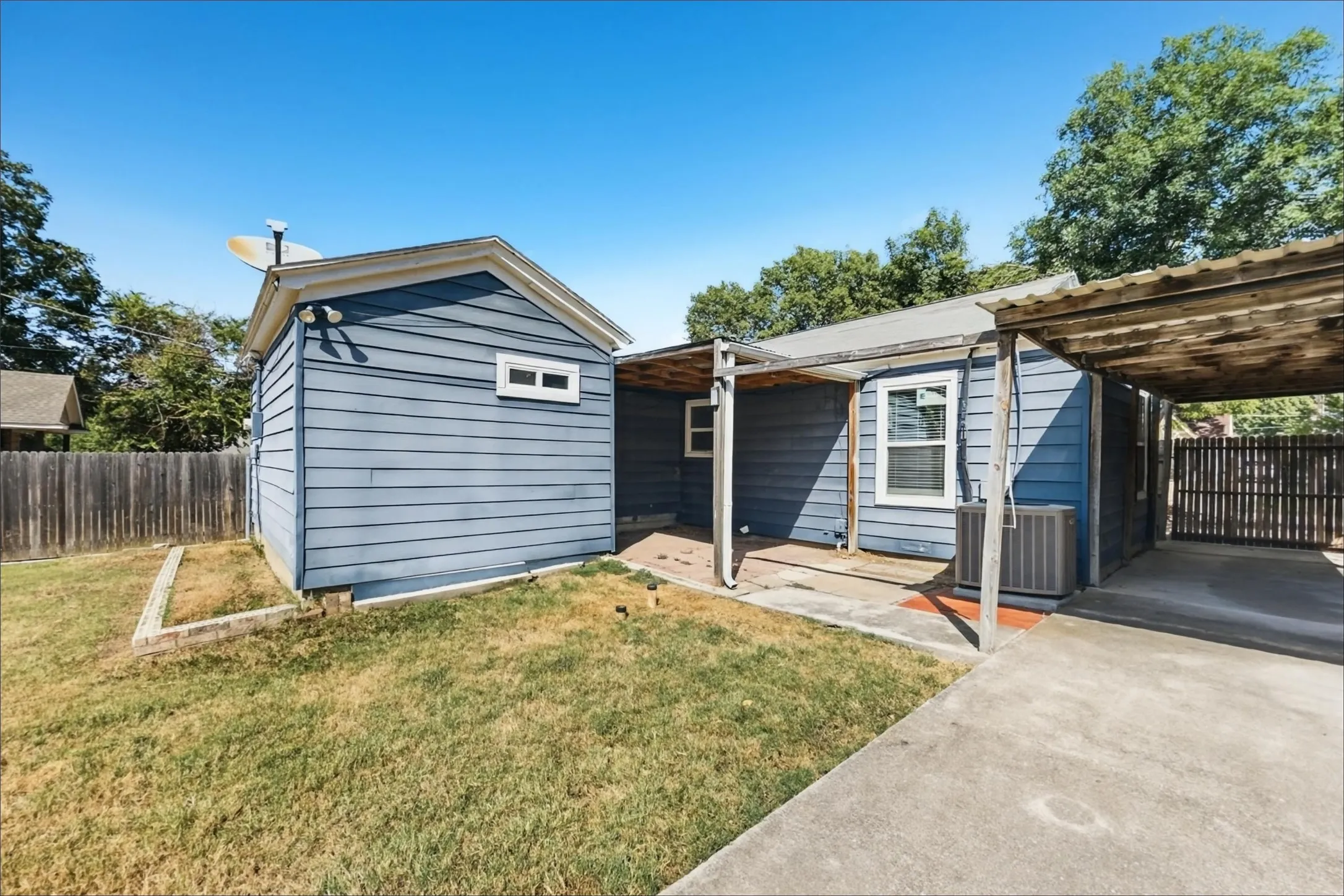 Single Family Residence For Rent in Tarrant County , 2304 Ryan Avenue, Fort Worth, Texas 76110, 3 Bedroom, 2 Bathroom, Garage spaces, 893 Sqft, built in 1955, mls#21393785, Real Estate Agent in Fort Worth, Homes For Rent in Tarrant county, Homes For Rent in Fort Worth, Realtor in Fort Worth Texas, Real Estate Brokerage Independent Realty Texas, Luminita Cordes Realtor
