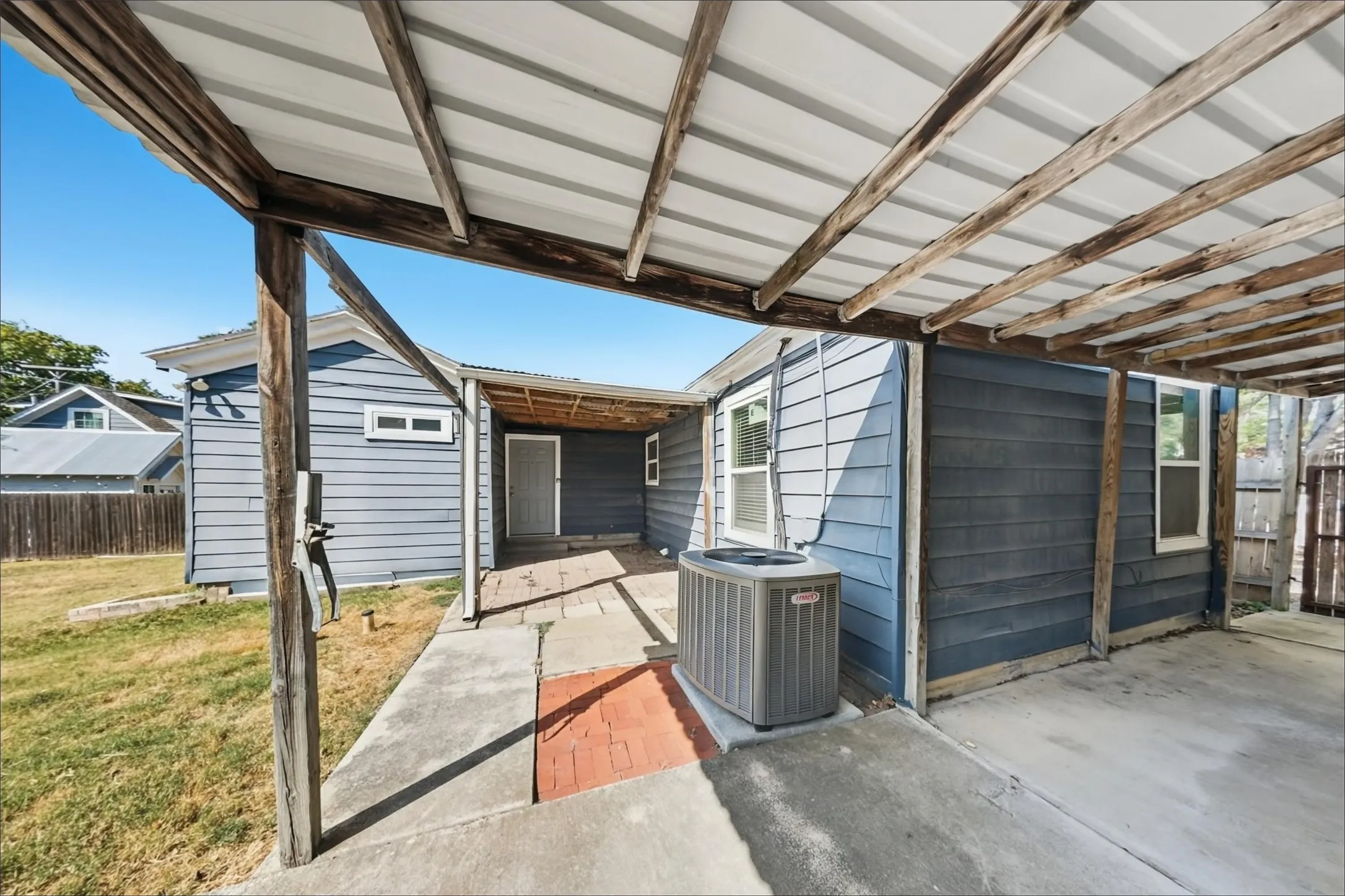Single Family Residence For Rent in Tarrant County , 2304 Ryan Avenue, Fort Worth, Texas 76110, 3 Bedroom, 2 Bathroom, Garage spaces, 893 Sqft, built in 1955, mls#21393785, Real Estate Agent in Fort Worth, Homes For Rent in Tarrant county, Homes For Rent in Fort Worth, Realtor in Fort Worth Texas, Real Estate Brokerage Independent Realty Texas, Luminita Cordes Realtor