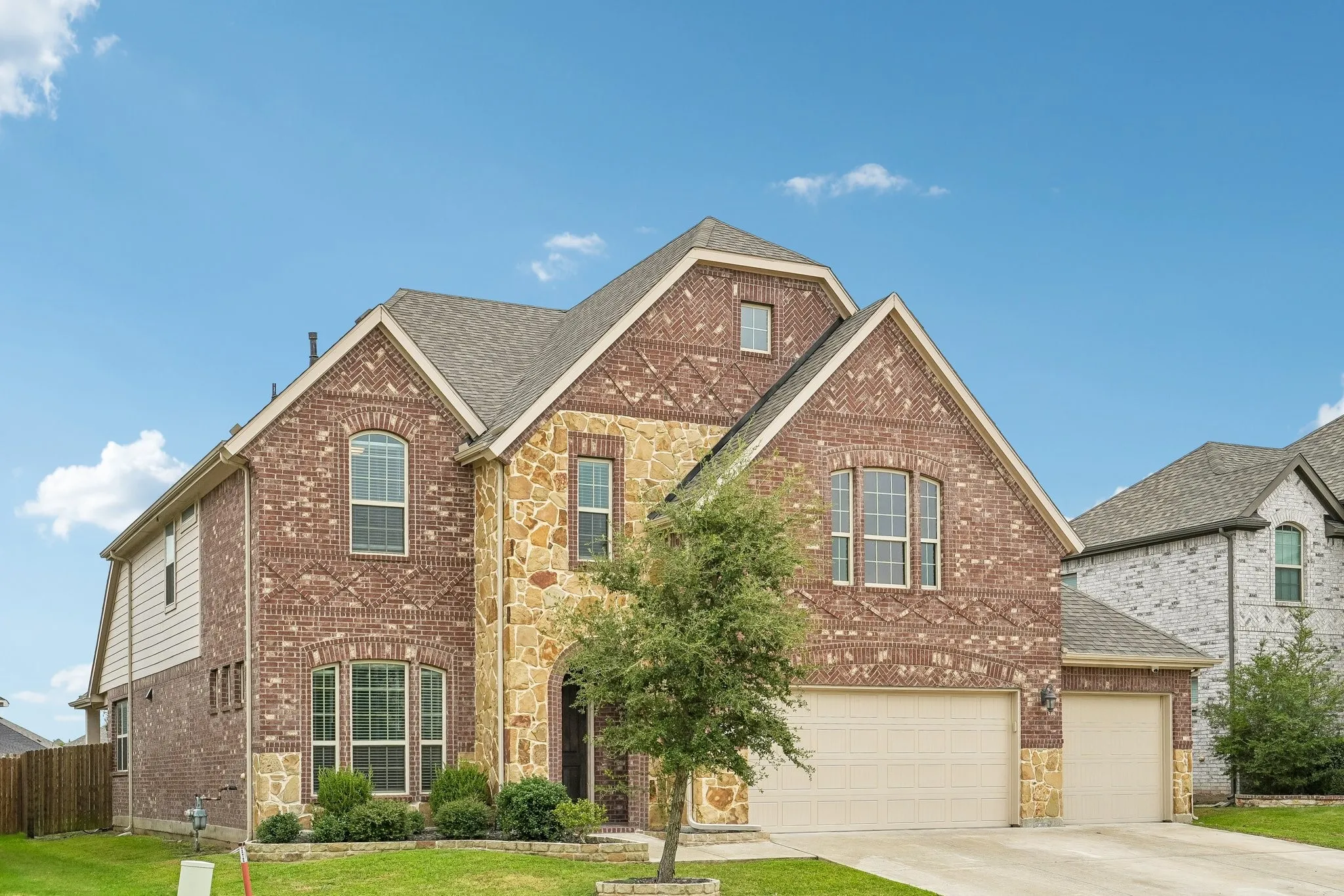 Single Family Residence For Sale in Rockwall County , 932 Manuel Drive, Fate, Texas 75087, 4 Bedroom, 3 Bathroom, 3 Garage spaces, 2,863 Sqft, built in 2020, mls#21393779, Real Estate Agent in Fate, Homes For Sale in Rockwall county, Homes For Sale in Fate, Realtor in Fate Texas, Real Estate Brokerage Independent Realty Texas, Luminita Cordes Realtor