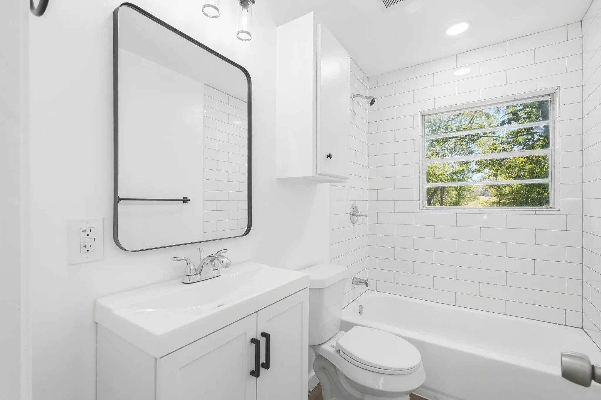 Single Family Residence For Rent in Grayson County , 204 S Lillis Lane, Denison, Texas 75020, 4 Bedroom, 3 Bathroom, Garage spaces, 1,298 Sqft, built in 1961, mls#21393791, Real Estate Agent in Denison, Homes For Rent in Grayson county, Homes For Rent in Denison, Realtor in Denison Texas, Real Estate Brokerage Independent Realty Texas, Luminita Cordes Realtor