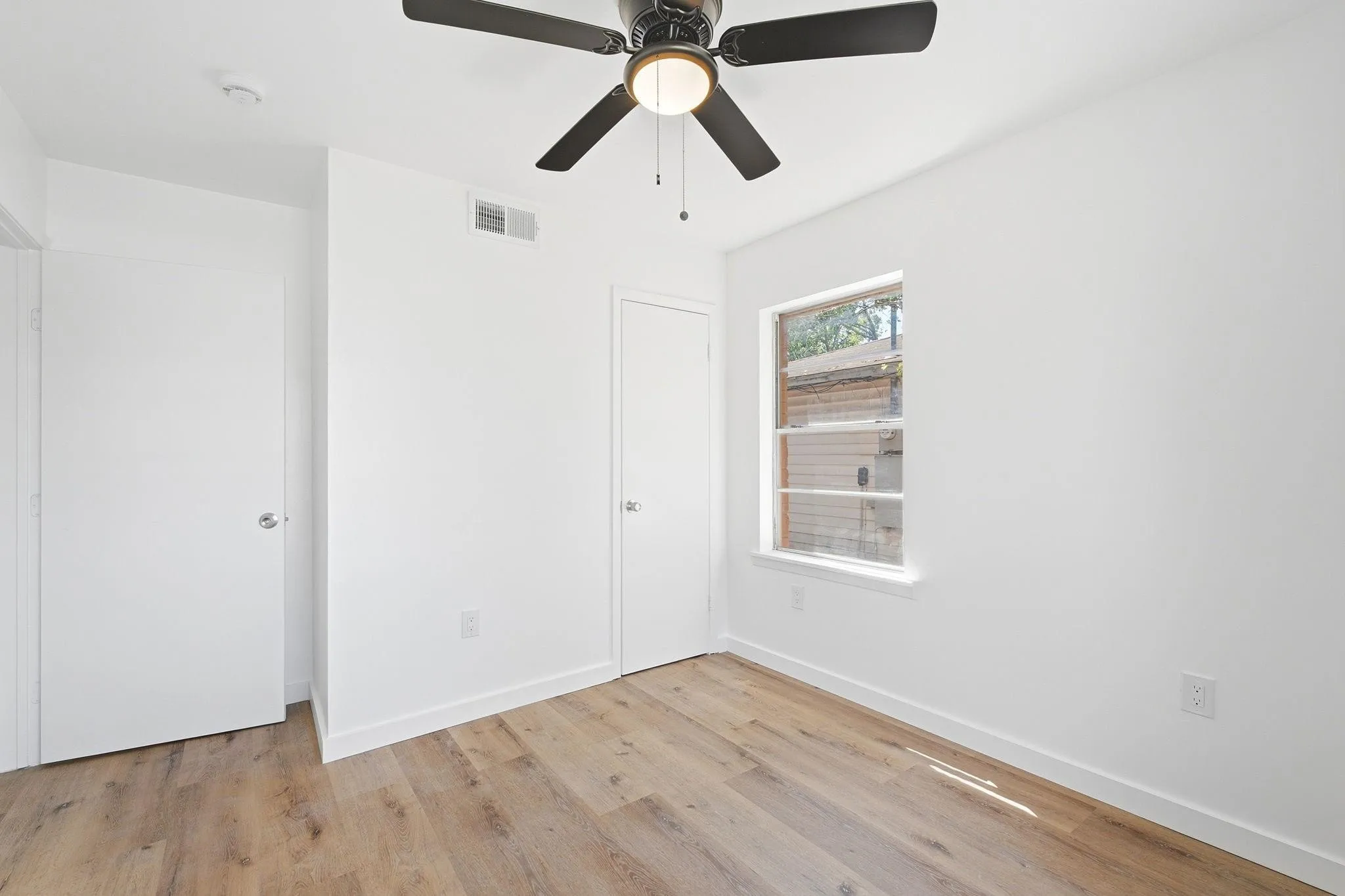 Single Family Residence For Rent in Grayson County , 204 S Lillis Lane, Denison, Texas 75020, 4 Bedroom, 3 Bathroom, Garage spaces, 1,298 Sqft, built in 1961, mls#21393791, Real Estate Agent in Denison, Homes For Rent in Grayson county, Homes For Rent in Denison, Realtor in Denison Texas, Real Estate Brokerage Independent Realty Texas, Luminita Cordes Realtor