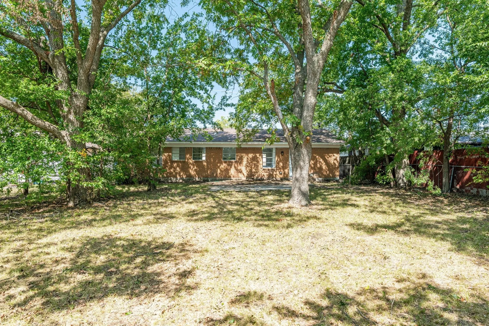 Single Family Residence For Rent in Grayson County , 204 S Lillis Lane, Denison, Texas 75020, 4 Bedroom, 3 Bathroom, Garage spaces, 1,298 Sqft, built in 1961, mls#21393791, Real Estate Agent in Denison, Homes For Rent in Grayson county, Homes For Rent in Denison, Realtor in Denison Texas, Real Estate Brokerage Independent Realty Texas, Luminita Cordes Realtor