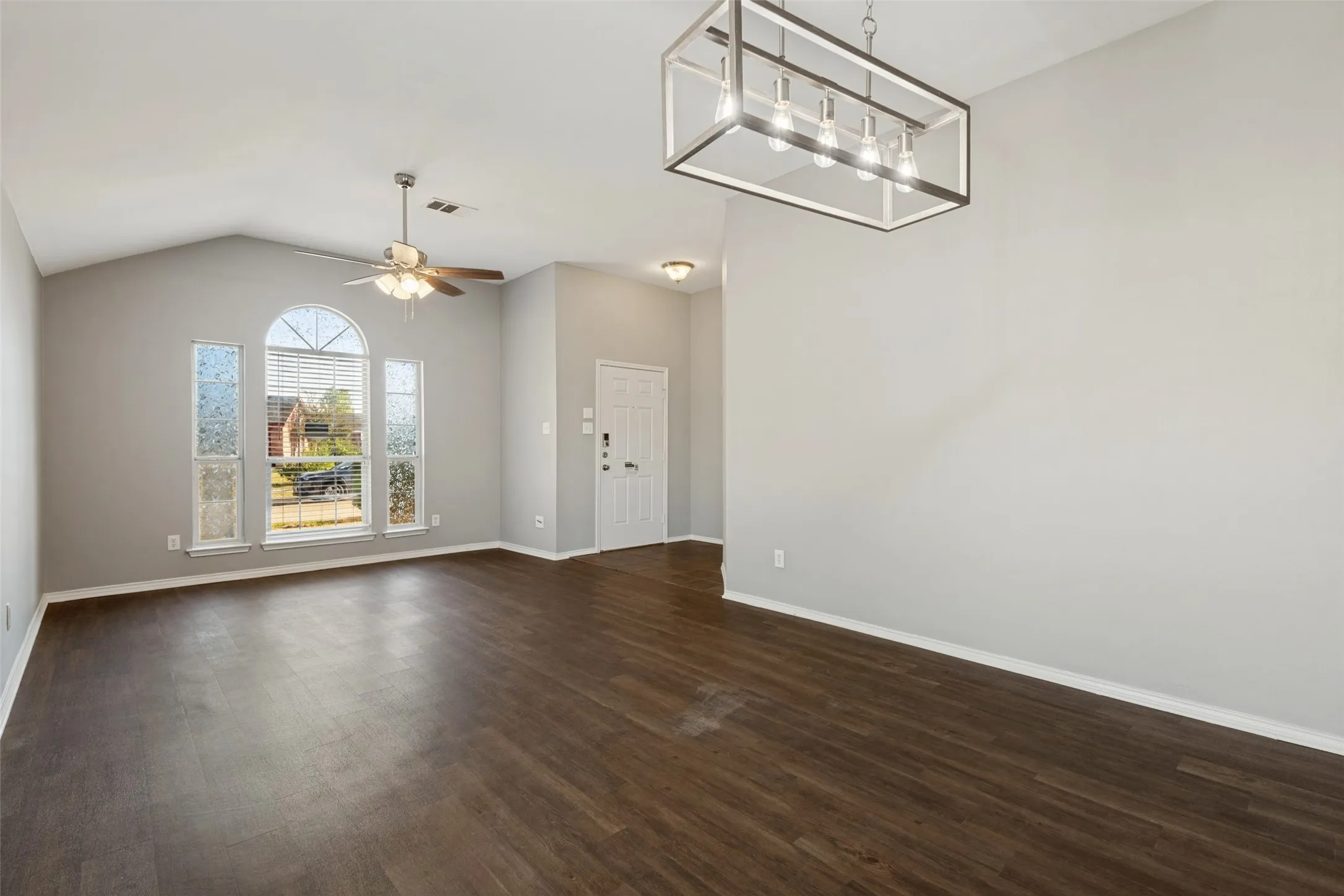 Single Family Residence For Sale in Kaufman County , 512 Bryn Mawr, Forney, Texas 75126, 4 Bedroom, 2 Bathroom, 2 Garage spaces, 1,960 Sqft, built in 2002, mls#21392745, Real Estate Agent in Forney, Homes For Sale in Kaufman county, Homes For Sale in Forney, Realtor in Forney Texas, Real Estate Brokerage Independent Realty Texas, Luminita Cordes Realtor