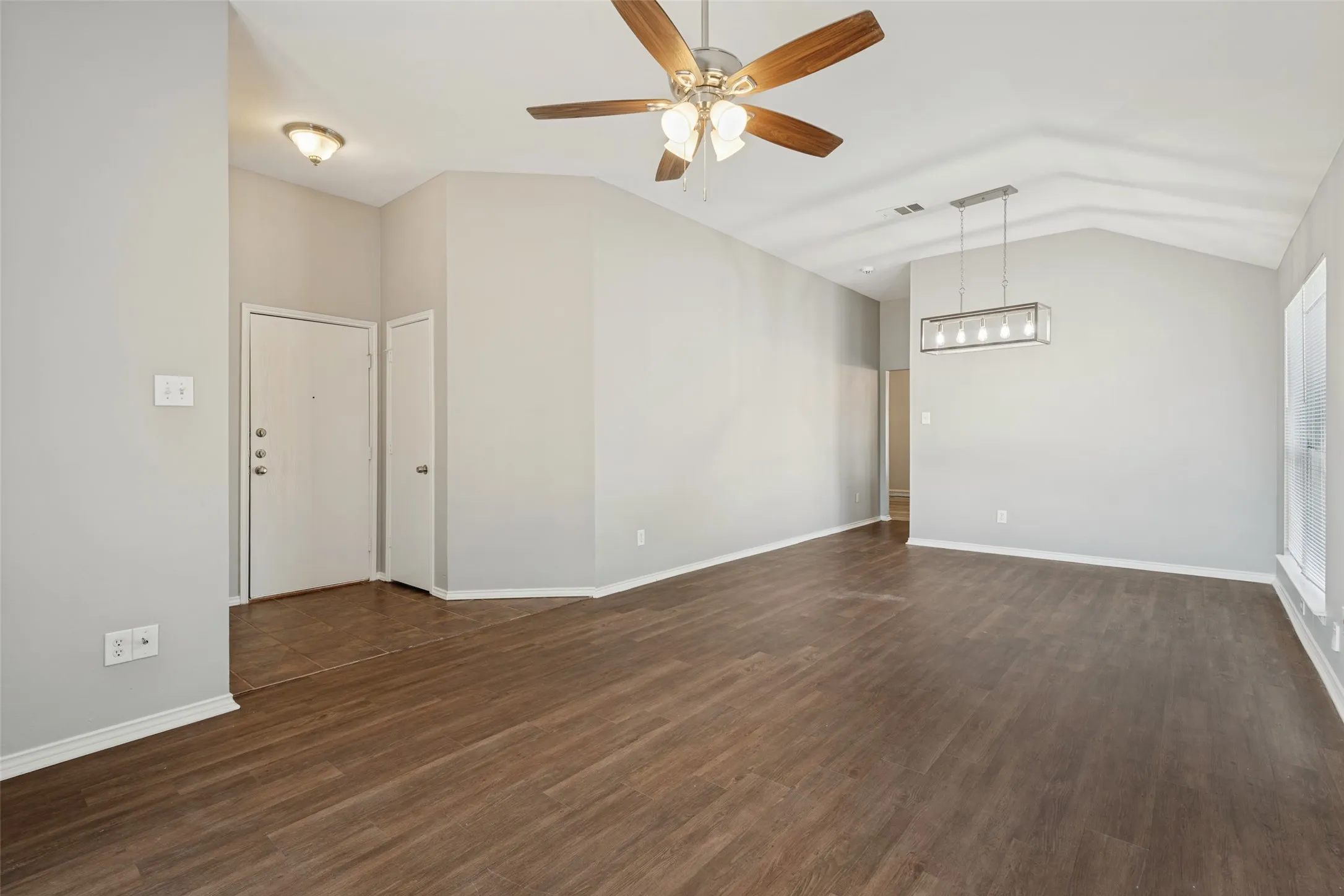 Single Family Residence For Sale in Kaufman County , 512 Bryn Mawr, Forney, Texas 75126, 4 Bedroom, 2 Bathroom, 2 Garage spaces, 1,960 Sqft, built in 2002, mls#21392745, Real Estate Agent in Forney, Homes For Sale in Kaufman county, Homes For Sale in Forney, Realtor in Forney Texas, Real Estate Brokerage Independent Realty Texas, Luminita Cordes Realtor