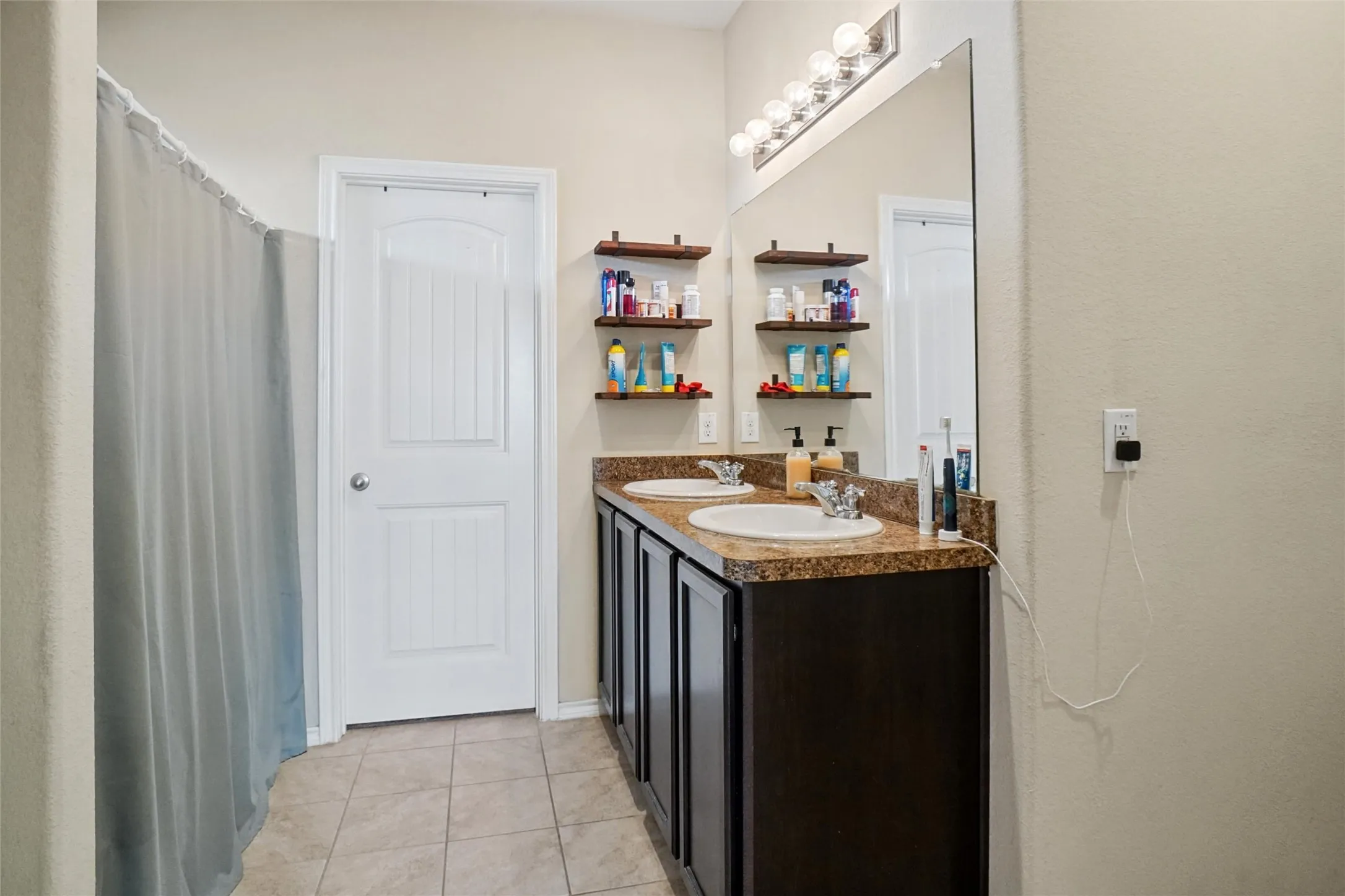 Single Family Residence For Sale in Denton County , 322 Chestnut Lane, Ponder, Texas 76259, 3 Bedroom, 3 Bathroom, 2 Garage spaces, 2,415 Sqft, built in 2016, mls#21391527, Real Estate Agent in Ponder, Homes For Sale in Denton county, Homes For Sale in Ponder, Realtor in Ponder Texas, Real Estate Brokerage Independent Realty Texas, Luminita Cordes Realtor