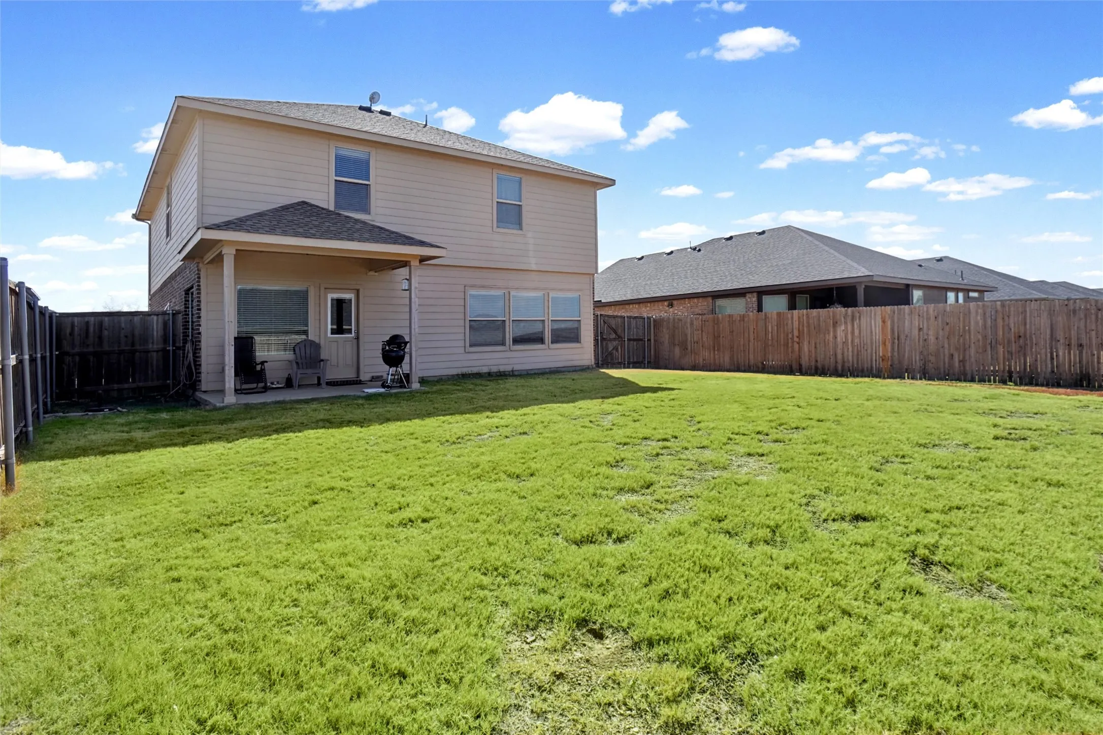 Single Family Residence For Sale in Denton County , 322 Chestnut Lane, Ponder, Texas 76259, 3 Bedroom, 3 Bathroom, 2 Garage spaces, 2,415 Sqft, built in 2016, mls#21391527, Real Estate Agent in Ponder, Homes For Sale in Denton county, Homes For Sale in Ponder, Realtor in Ponder Texas, Real Estate Brokerage Independent Realty Texas, Luminita Cordes Realtor
