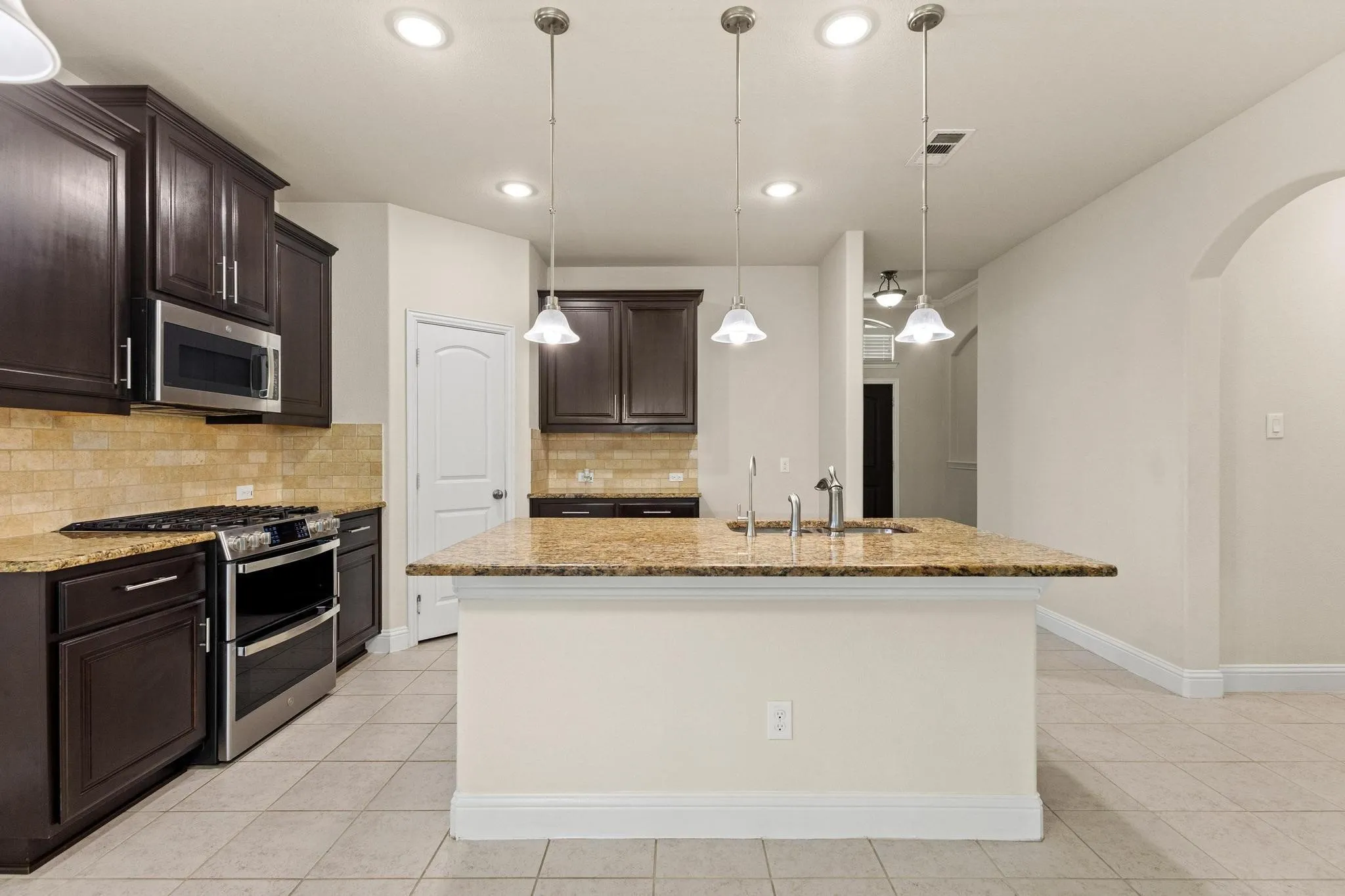 Single Family Residence For Rent in Hunt County , 7822 Cottonwood Drive, Greenville, Texas 75402, 3 Bedroom, 2 Bathroom, 2 Garage spaces, 1,806 Sqft, built in 2020, mls#21393776, Real Estate Agent in Greenville, Homes For Rent in Hunt county, Homes For Rent in Greenville, Realtor in Greenville Texas, Real Estate Brokerage Independent Realty Texas, Luminita Cordes Realtor