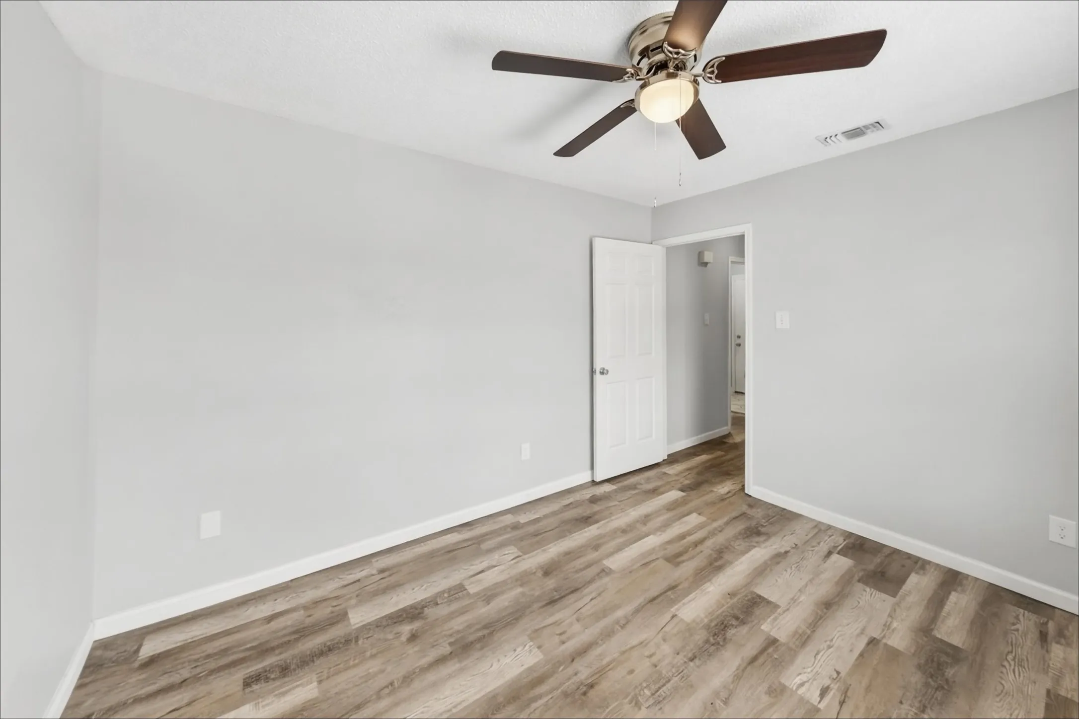 Duplex For Rent in Tarrant County , 7806 Laver Court, Fort Worth, Texas 76112, 3 Bedroom, 2 Bathroom, 2 Garage spaces, 2,767 Sqft, built in 1984, mls#21393814, Real Estate Agent in Fort Worth, Homes For Rent in Tarrant county, Homes For Rent in Fort Worth, Realtor in Fort Worth Texas, Real Estate Brokerage Independent Realty Texas, Luminita Cordes Realtor