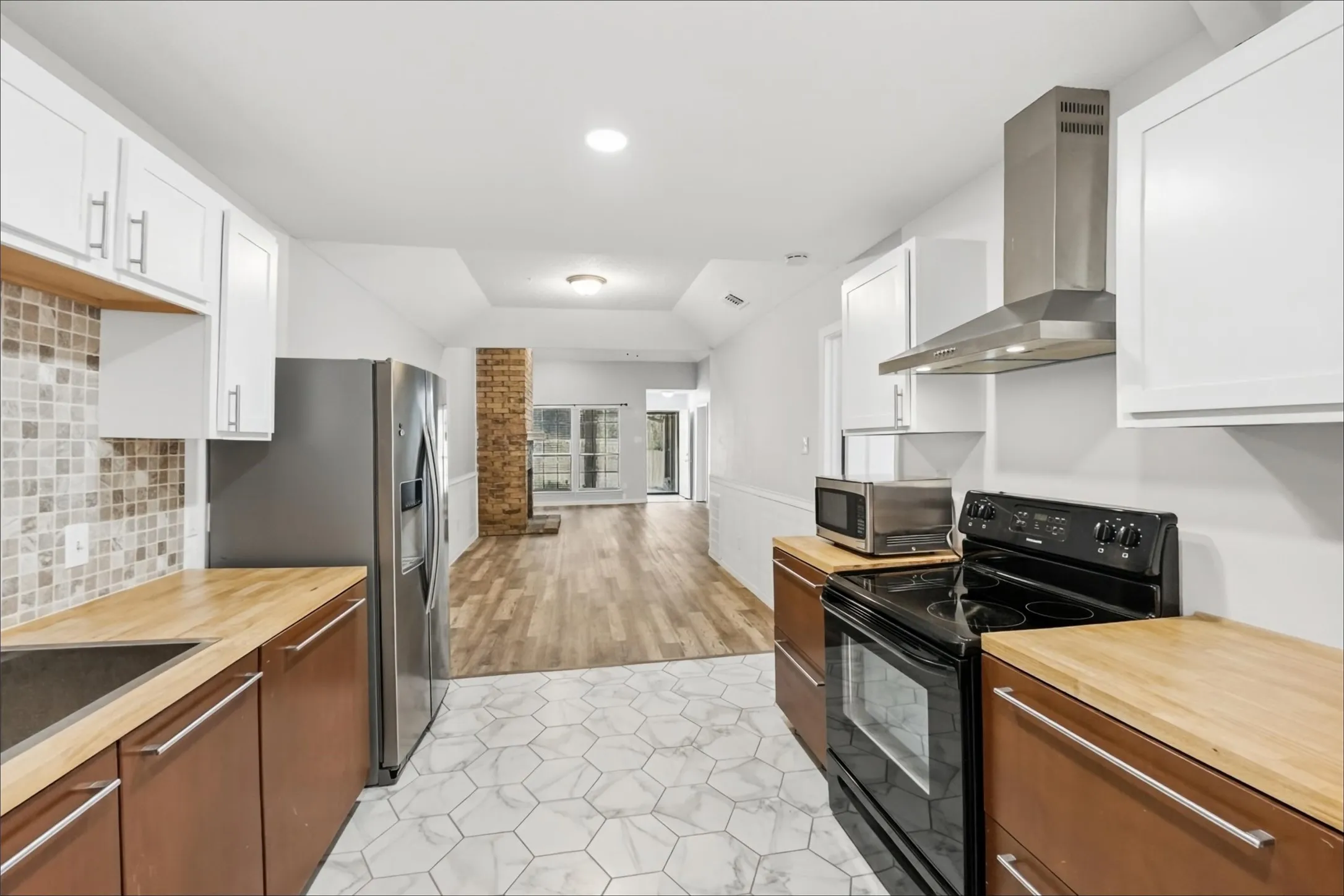 Duplex For Rent in Tarrant County , 7806 Laver Court, Fort Worth, Texas 76112, 3 Bedroom, 2 Bathroom, 2 Garage spaces, 2,767 Sqft, built in 1984, mls#21393814, Real Estate Agent in Fort Worth, Homes For Rent in Tarrant county, Homes For Rent in Fort Worth, Realtor in Fort Worth Texas, Real Estate Brokerage Independent Realty Texas, Luminita Cordes Realtor