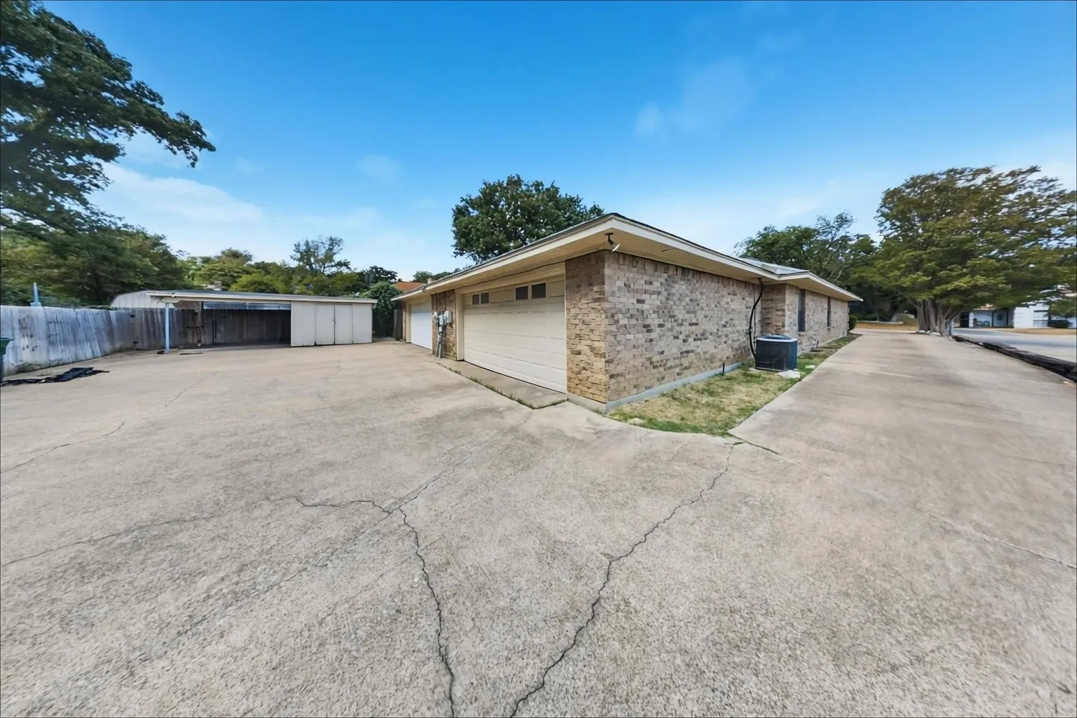 Duplex For Rent in Tarrant County , 7806 Laver Court, Fort Worth, Texas 76112, 3 Bedroom, 2 Bathroom, 2 Garage spaces, 2,767 Sqft, built in 1984, mls#21393814, Real Estate Agent in Fort Worth, Homes For Rent in Tarrant county, Homes For Rent in Fort Worth, Realtor in Fort Worth Texas, Real Estate Brokerage Independent Realty Texas, Luminita Cordes Realtor