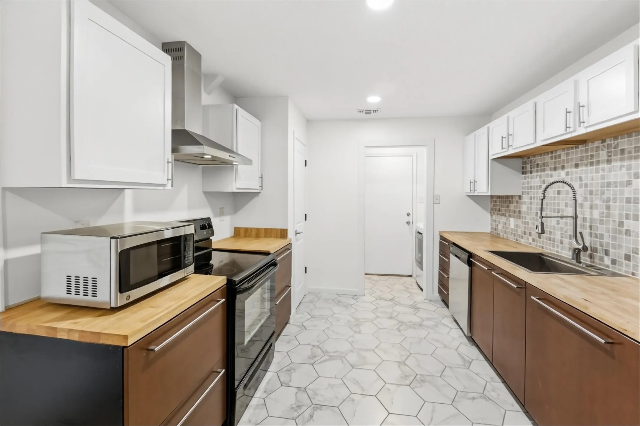 Duplex For Rent in Tarrant County , 7806 Laver Court, Fort Worth, Texas 76112, 3 Bedroom, 2 Bathroom, 2 Garage spaces, 2,767 Sqft, built in 1984, mls#21393814, Real Estate Agent in Fort Worth, Homes For Rent in Tarrant county, Homes For Rent in Fort Worth, Realtor in Fort Worth Texas, Real Estate Brokerage Independent Realty Texas, Luminita Cordes Realtor