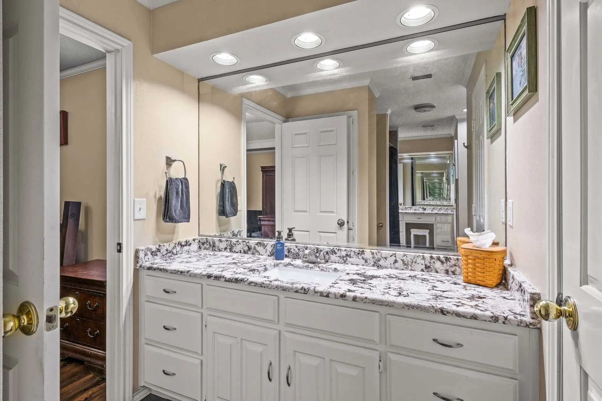 Bathroom with vanity, crown molding, and recessed lighting