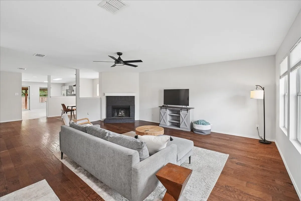 Single Family Residence For Sale in Denton County , 2709 White Oak Drive, Little Elm, Texas 75068, 3 Bedroom, 2 Bathroom, 2 Garage spaces, 1,868 Sqft, built in 2002, mls#21393670, Real Estate Agent in Little Elm, Homes For Sale in Denton county, Homes For Sale in Little Elm, Realtor in Little Elm Texas, Real Estate Brokerage Independent Realty Texas, Luminita Cordes Realtor