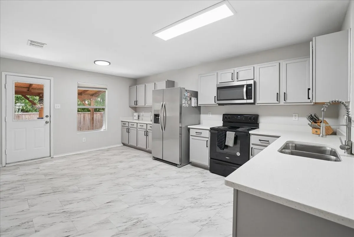 Single Family Residence For Sale in Denton County , 2709 White Oak Drive, Little Elm, Texas 75068, 3 Bedroom, 2 Bathroom, 2 Garage spaces, 1,868 Sqft, built in 2002, mls#21393670, Real Estate Agent in Little Elm, Homes For Sale in Denton county, Homes For Sale in Little Elm, Realtor in Little Elm Texas, Real Estate Brokerage Independent Realty Texas, Luminita Cordes Realtor