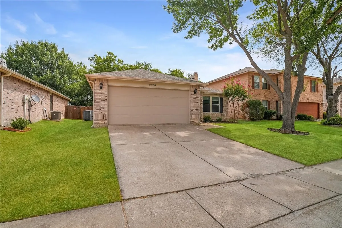 Single Family Residence For Sale in Denton County , 2709 White Oak Drive, Little Elm, Texas 75068, 3 Bedroom, 2 Bathroom, 2 Garage spaces, 1,868 Sqft, built in 2002, mls#21393670, Real Estate Agent in Little Elm, Homes For Sale in Denton county, Homes For Sale in Little Elm, Realtor in Little Elm Texas, Real Estate Brokerage Independent Realty Texas, Luminita Cordes Realtor