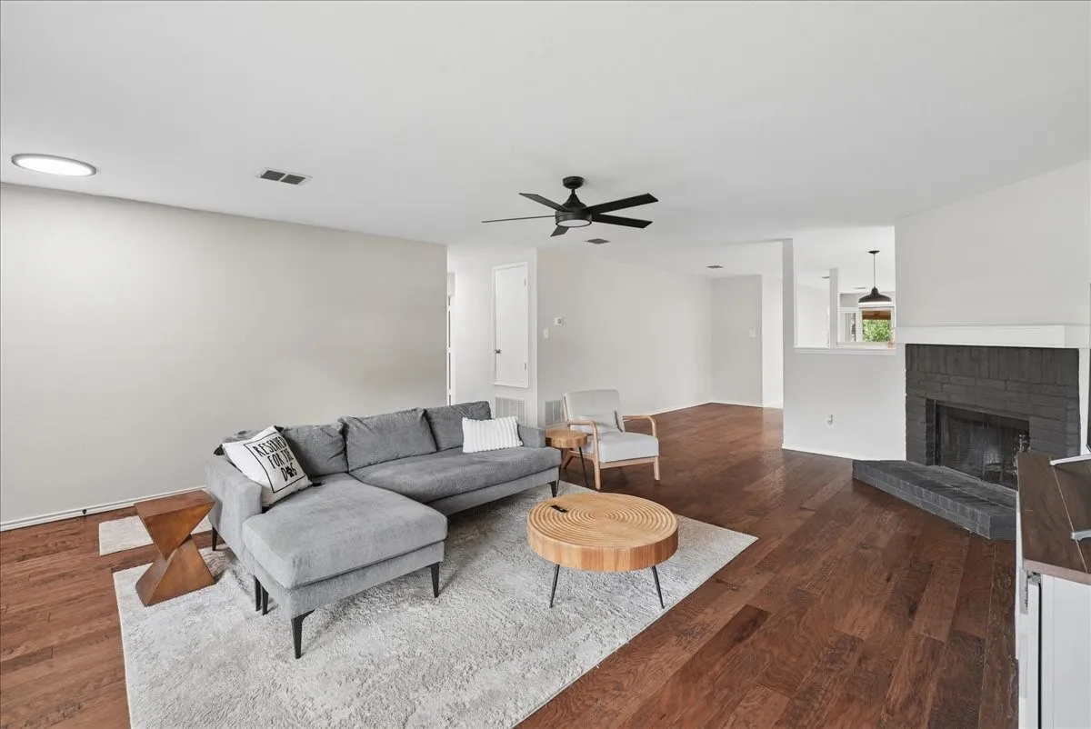 Single Family Residence For Sale in Denton County , 2709 White Oak Drive, Little Elm, Texas 75068, 3 Bedroom, 2 Bathroom, 2 Garage spaces, 1,868 Sqft, built in 2002, mls#21393670, Real Estate Agent in Little Elm, Homes For Sale in Denton county, Homes For Sale in Little Elm, Realtor in Little Elm Texas, Real Estate Brokerage Independent Realty Texas, Luminita Cordes Realtor