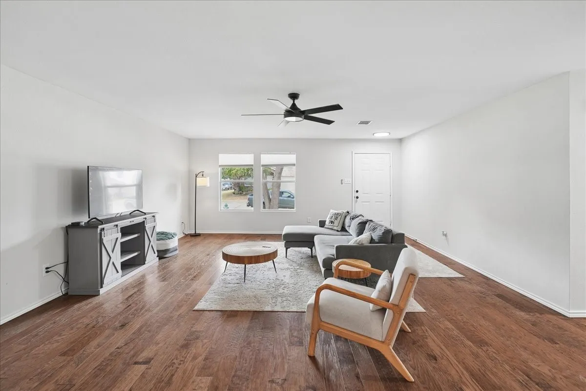 Single Family Residence For Sale in Denton County , 2709 White Oak Drive, Little Elm, Texas 75068, 3 Bedroom, 2 Bathroom, 2 Garage spaces, 1,868 Sqft, built in 2002, mls#21393670, Real Estate Agent in Little Elm, Homes For Sale in Denton county, Homes For Sale in Little Elm, Realtor in Little Elm Texas, Real Estate Brokerage Independent Realty Texas, Luminita Cordes Realtor