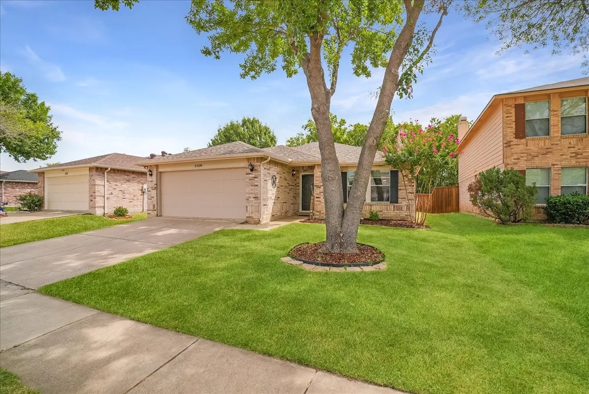 Single Family Residence For Sale in Denton County , 2709 White Oak Drive, Little Elm, Texas 75068, 3 Bedroom, 2 Bathroom, 2 Garage spaces, 1,868 Sqft, built in 2002, mls#21393670, Real Estate Agent in Little Elm, Homes For Sale in Denton county, Homes For Sale in Little Elm, Realtor in Little Elm Texas, Real Estate Brokerage Independent Realty Texas, Luminita Cordes Realtor