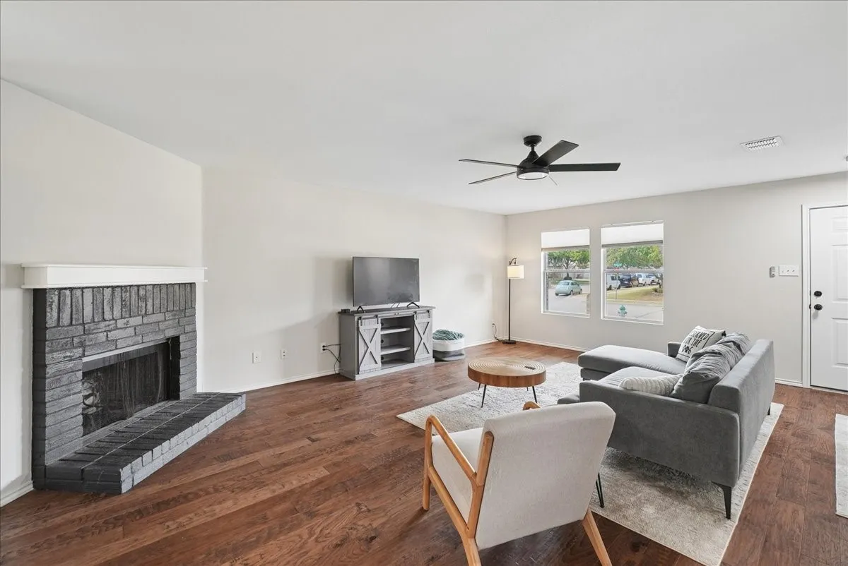 Single Family Residence For Sale in Denton County , 2709 White Oak Drive, Little Elm, Texas 75068, 3 Bedroom, 2 Bathroom, 2 Garage spaces, 1,868 Sqft, built in 2002, mls#21393670, Real Estate Agent in Little Elm, Homes For Sale in Denton county, Homes For Sale in Little Elm, Realtor in Little Elm Texas, Real Estate Brokerage Independent Realty Texas, Luminita Cordes Realtor