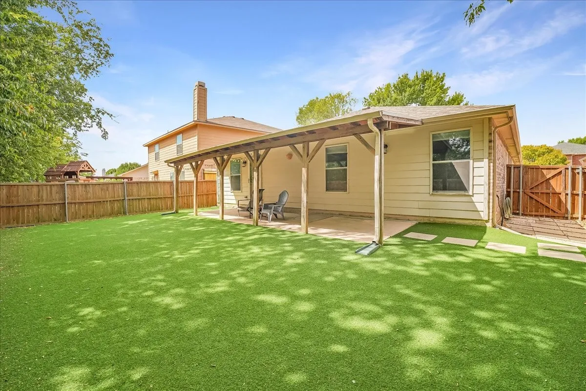 Single Family Residence For Sale in Denton County , 2709 White Oak Drive, Little Elm, Texas 75068, 3 Bedroom, 2 Bathroom, 2 Garage spaces, 1,868 Sqft, built in 2002, mls#21393670, Real Estate Agent in Little Elm, Homes For Sale in Denton county, Homes For Sale in Little Elm, Realtor in Little Elm Texas, Real Estate Brokerage Independent Realty Texas, Luminita Cordes Realtor