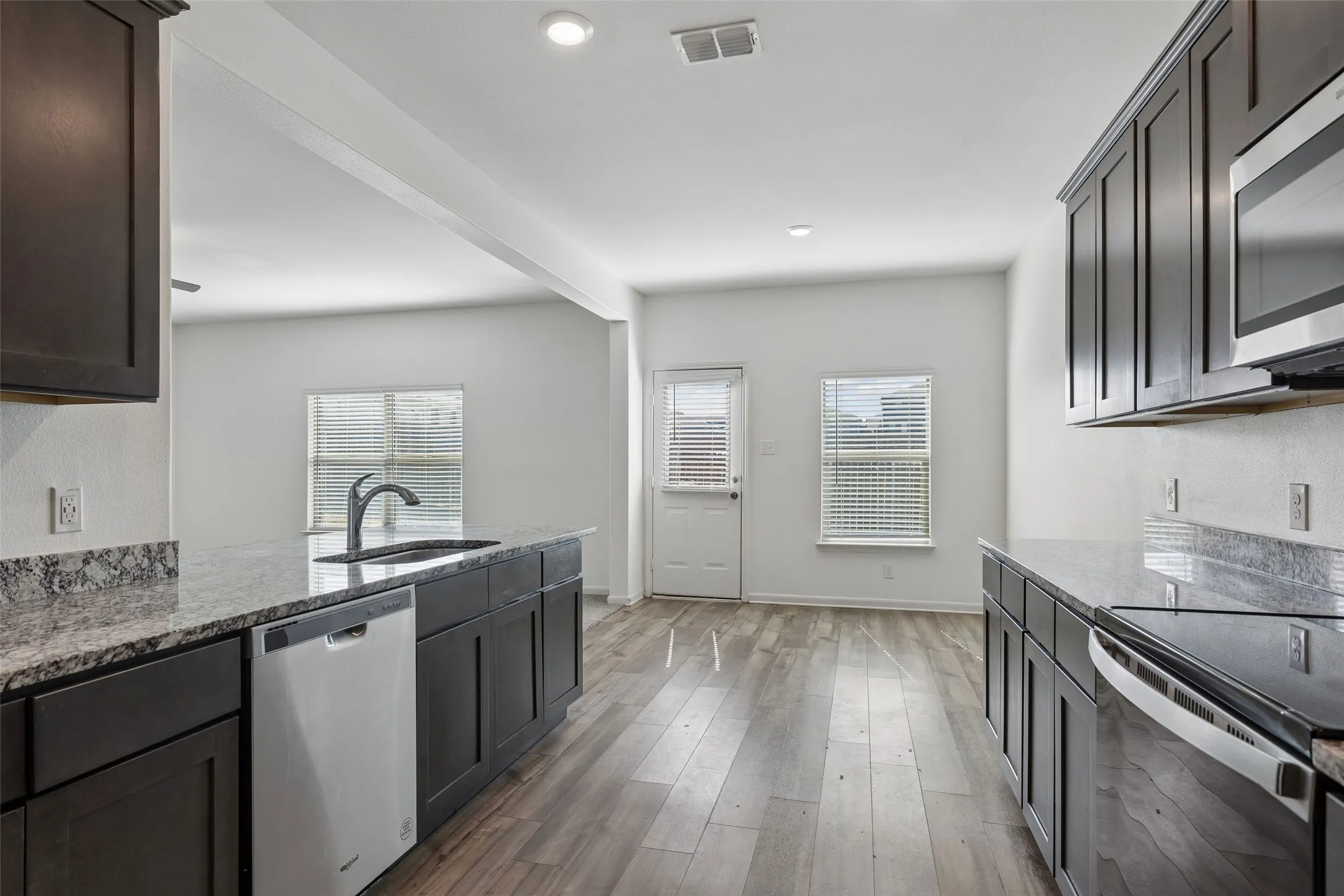 Single Family Residence For Sale in Dallas County , 618 Arlington Park Court, Seagoville, Texas 75159, 4 Bedroom, 3 Bathroom, 2 Garage spaces, 2,587 Sqft, built in 2021, mls#21393822, Real Estate Agent in Seagoville, Homes For Sale in Dallas county, Homes For Sale in Seagoville, Realtor in Seagoville Texas, Real Estate Brokerage Independent Realty Texas, Luminita Cordes Realtor