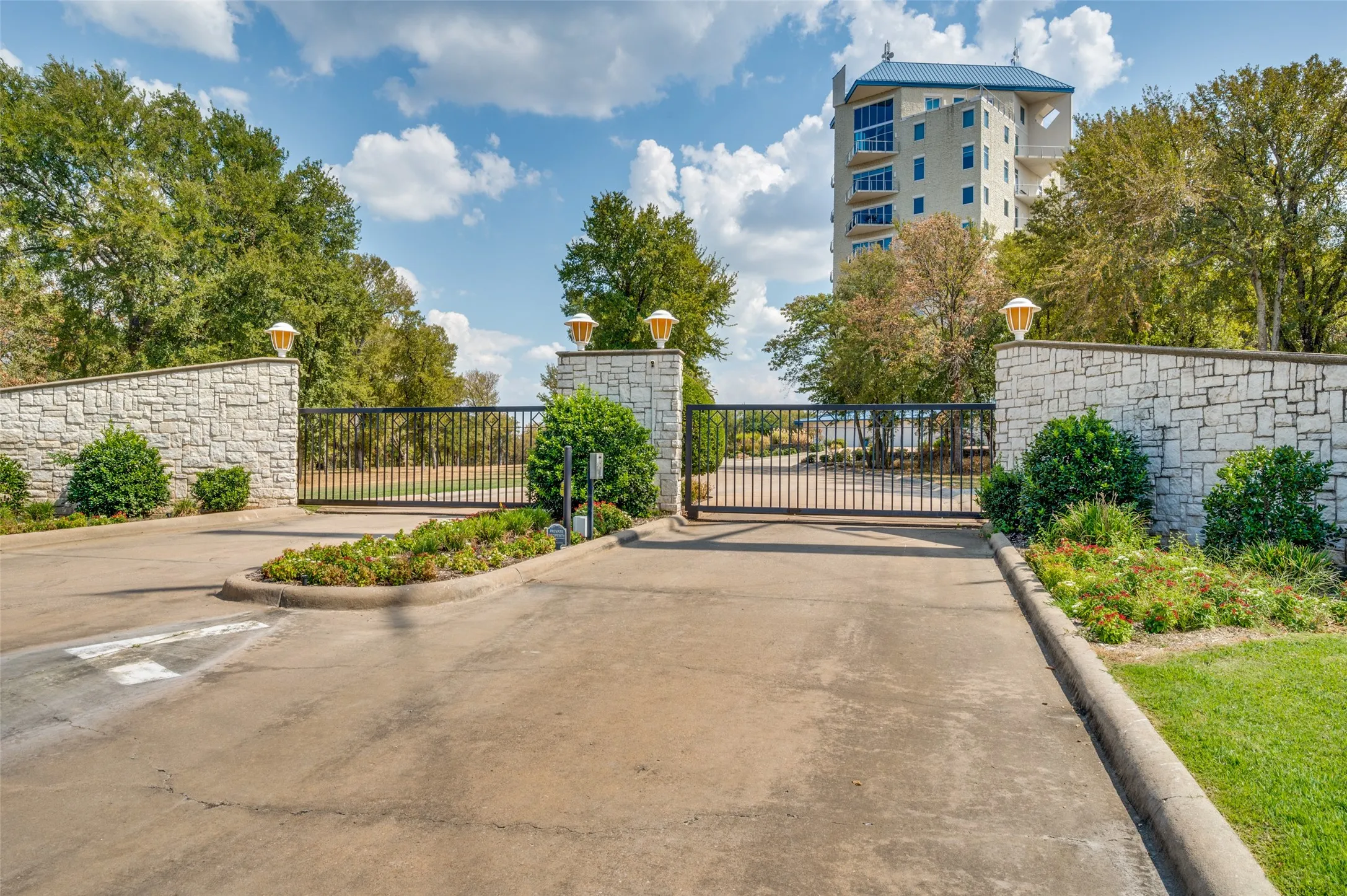 Condominium For Sale in Grayson County , 101 Diamond Pointe Loop 3N, Denison, Texas 75020, 3 Bedroom, 2 Bathroom, 2 Garage spaces, 2,180 Sqft, built in 2002, mls#21385730, Real Estate Agent in Denison, Homes For Sale in Grayson county, Homes For Sale in Denison, Realtor in Denison Texas, Real Estate Brokerage Independent Realty Texas, Luminita Cordes Realtor