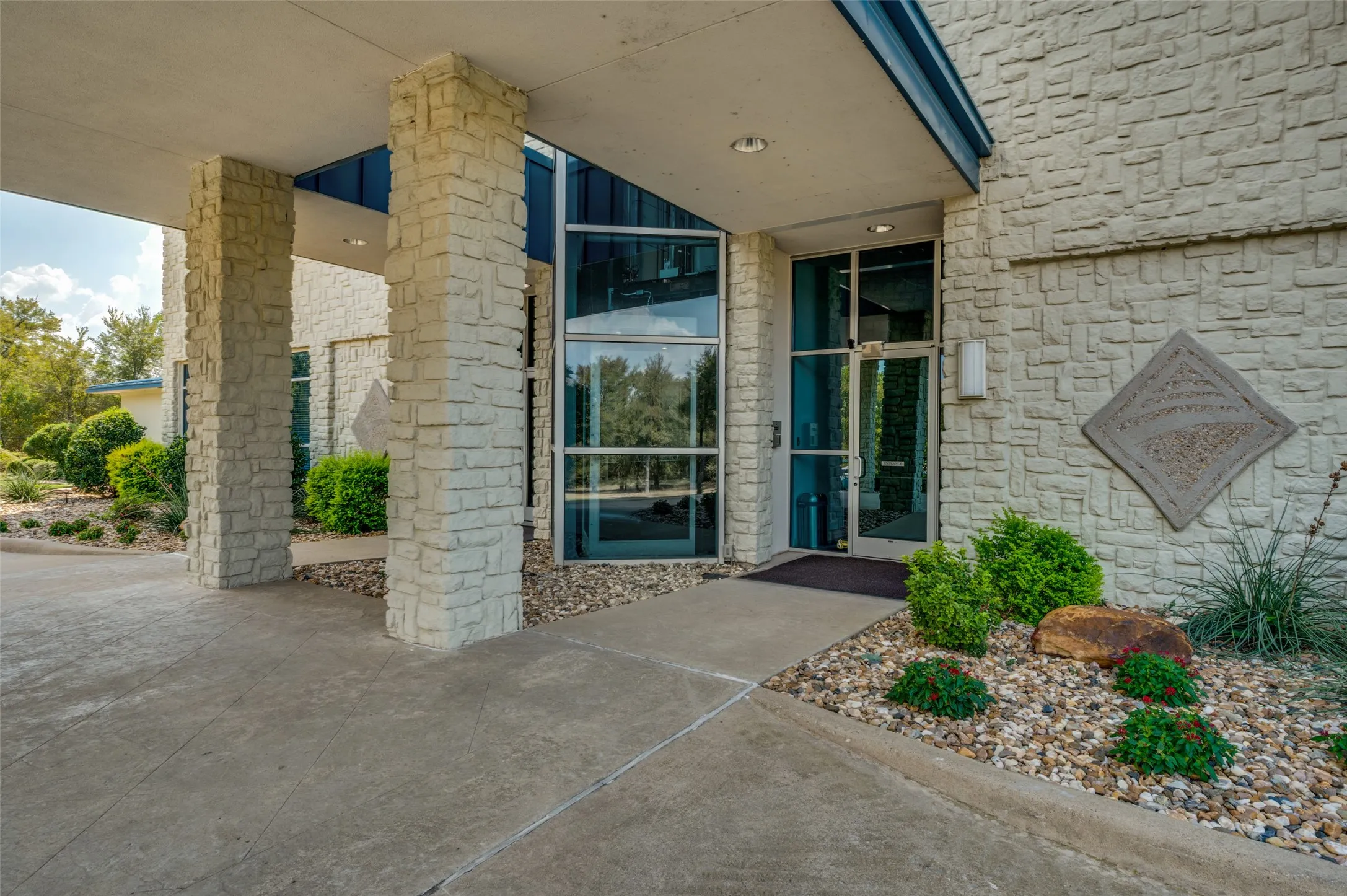 Condominium For Sale in Grayson County , 101 Diamond Pointe Loop 3N, Denison, Texas 75020, 3 Bedroom, 2 Bathroom, 2 Garage spaces, 2,180 Sqft, built in 2002, mls#21385730, Real Estate Agent in Denison, Homes For Sale in Grayson county, Homes For Sale in Denison, Realtor in Denison Texas, Real Estate Brokerage Independent Realty Texas, Luminita Cordes Realtor