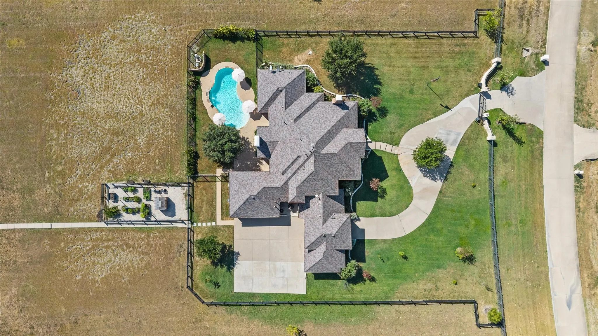 Single Family Residence For Sale in Rockwall County , 2705 Rolling Meadows Drive, Rockwall, Texas 75087, 4 Bedroom, 5 Bathroom, 3 Garage spaces, 4,283 Sqft, built in 2006, mls#21391697, Real Estate Agent in Rockwall, Homes For Sale in Rockwall county, Homes For Sale in Rockwall, Realtor in Rockwall Texas, Real Estate Brokerage Independent Realty Texas, Luminita Cordes Realtor