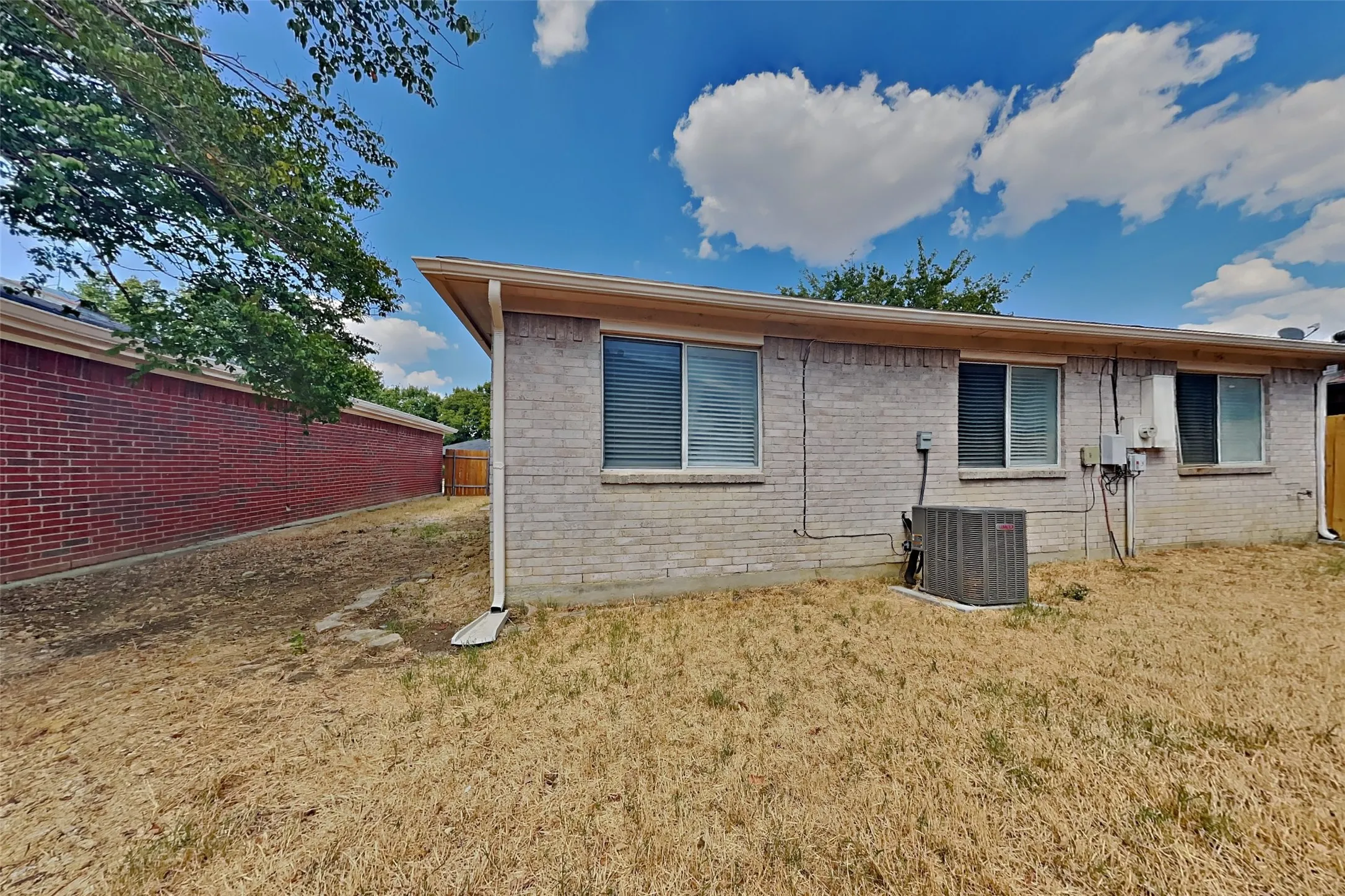 Single Family Residence For Rent in Tarrant County , 320 Faircrest Drive, Arlington, Texas 76018, 3 Bedroom, 2 Bathroom, 2 Garage spaces, 1,228 Sqft, built in 1991, mls#21393828, Real Estate Agent in Arlington, Homes For Rent in Tarrant county, Homes For Rent in Arlington, Realtor in Arlington Texas, Real Estate Brokerage Independent Realty Texas, Luminita Cordes Realtor