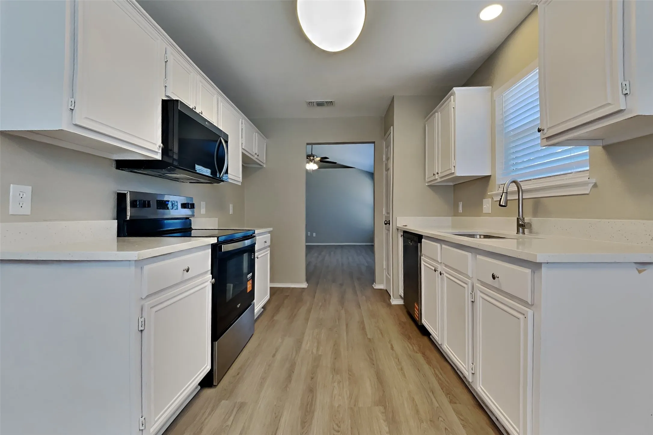Single Family Residence For Rent in Tarrant County , 320 Faircrest Drive, Arlington, Texas 76018, 3 Bedroom, 2 Bathroom, 2 Garage spaces, 1,228 Sqft, built in 1991, mls#21393828, Real Estate Agent in Arlington, Homes For Rent in Tarrant county, Homes For Rent in Arlington, Realtor in Arlington Texas, Real Estate Brokerage Independent Realty Texas, Luminita Cordes Realtor