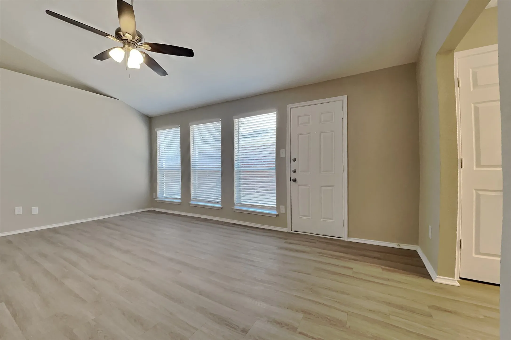 Single Family Residence For Rent in Tarrant County , 320 Faircrest Drive, Arlington, Texas 76018, 3 Bedroom, 2 Bathroom, 2 Garage spaces, 1,228 Sqft, built in 1991, mls#21393828, Real Estate Agent in Arlington, Homes For Rent in Tarrant county, Homes For Rent in Arlington, Realtor in Arlington Texas, Real Estate Brokerage Independent Realty Texas, Luminita Cordes Realtor