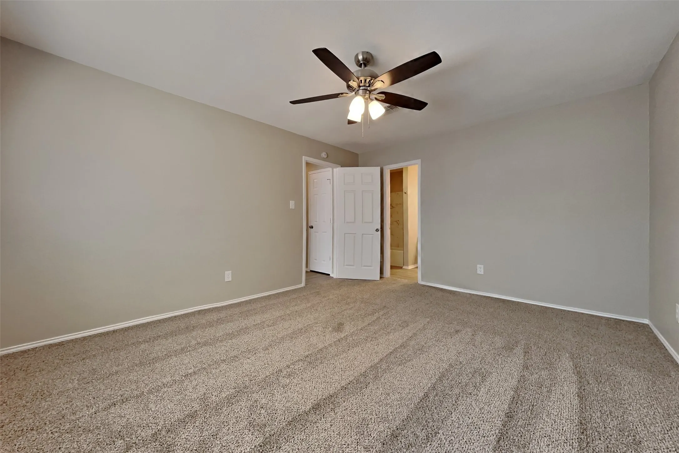 Single Family Residence For Rent in Tarrant County , 320 Faircrest Drive, Arlington, Texas 76018, 3 Bedroom, 2 Bathroom, 2 Garage spaces, 1,228 Sqft, built in 1991, mls#21393828, Real Estate Agent in Arlington, Homes For Rent in Tarrant county, Homes For Rent in Arlington, Realtor in Arlington Texas, Real Estate Brokerage Independent Realty Texas, Luminita Cordes Realtor