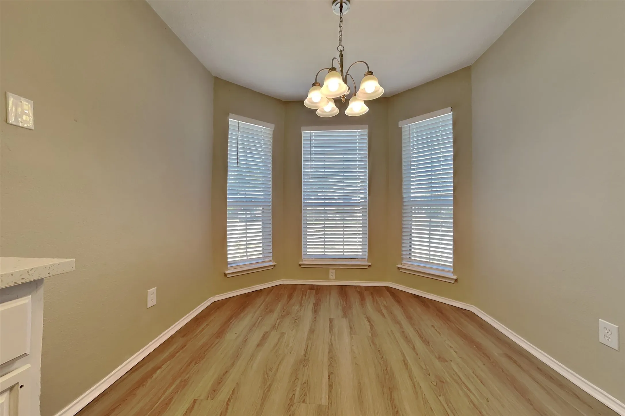 Single Family Residence For Rent in Tarrant County , 320 Faircrest Drive, Arlington, Texas 76018, 3 Bedroom, 2 Bathroom, 2 Garage spaces, 1,228 Sqft, built in 1991, mls#21393828, Real Estate Agent in Arlington, Homes For Rent in Tarrant county, Homes For Rent in Arlington, Realtor in Arlington Texas, Real Estate Brokerage Independent Realty Texas, Luminita Cordes Realtor