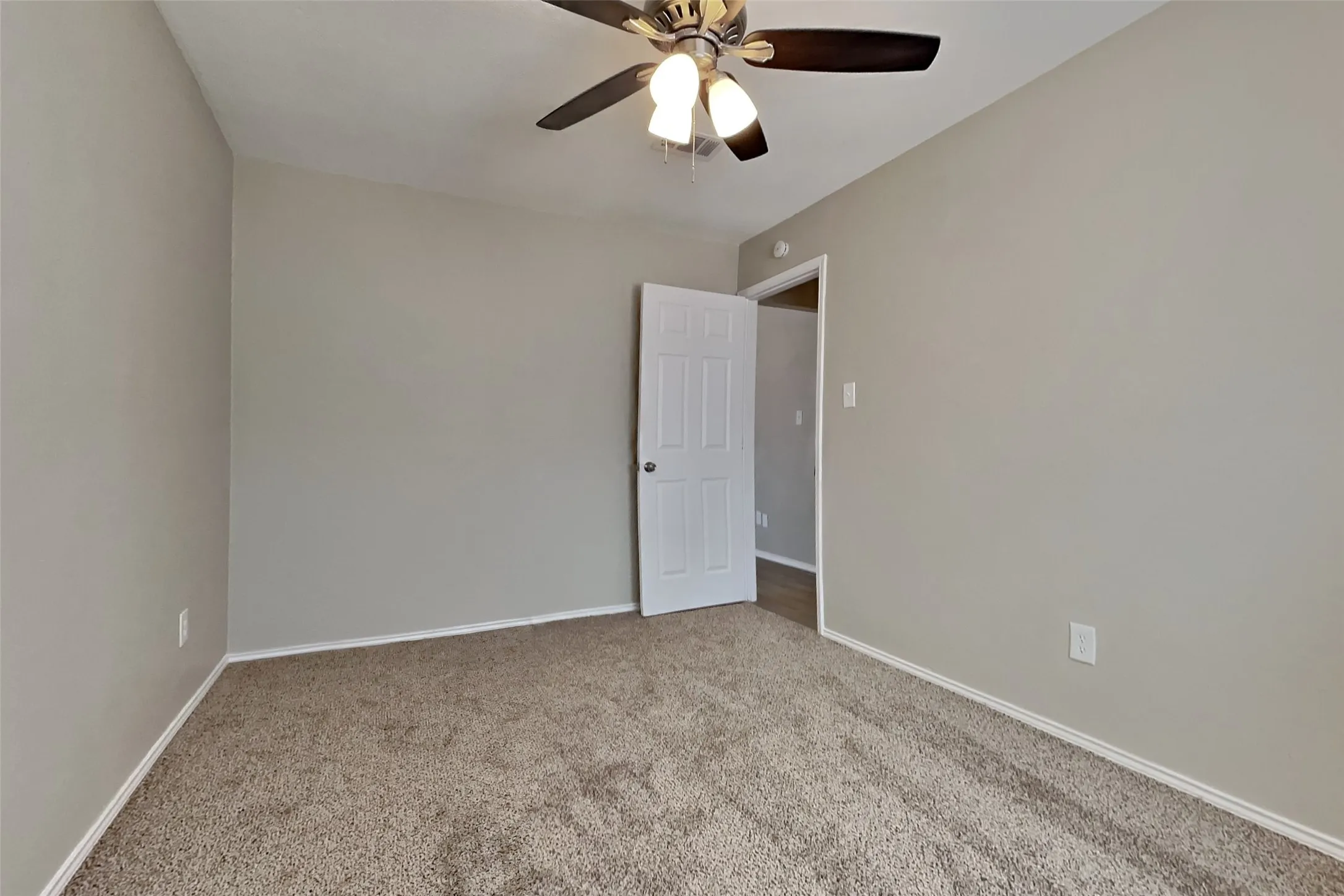 Single Family Residence For Rent in Tarrant County , 320 Faircrest Drive, Arlington, Texas 76018, 3 Bedroom, 2 Bathroom, 2 Garage spaces, 1,228 Sqft, built in 1991, mls#21393828, Real Estate Agent in Arlington, Homes For Rent in Tarrant county, Homes For Rent in Arlington, Realtor in Arlington Texas, Real Estate Brokerage Independent Realty Texas, Luminita Cordes Realtor
