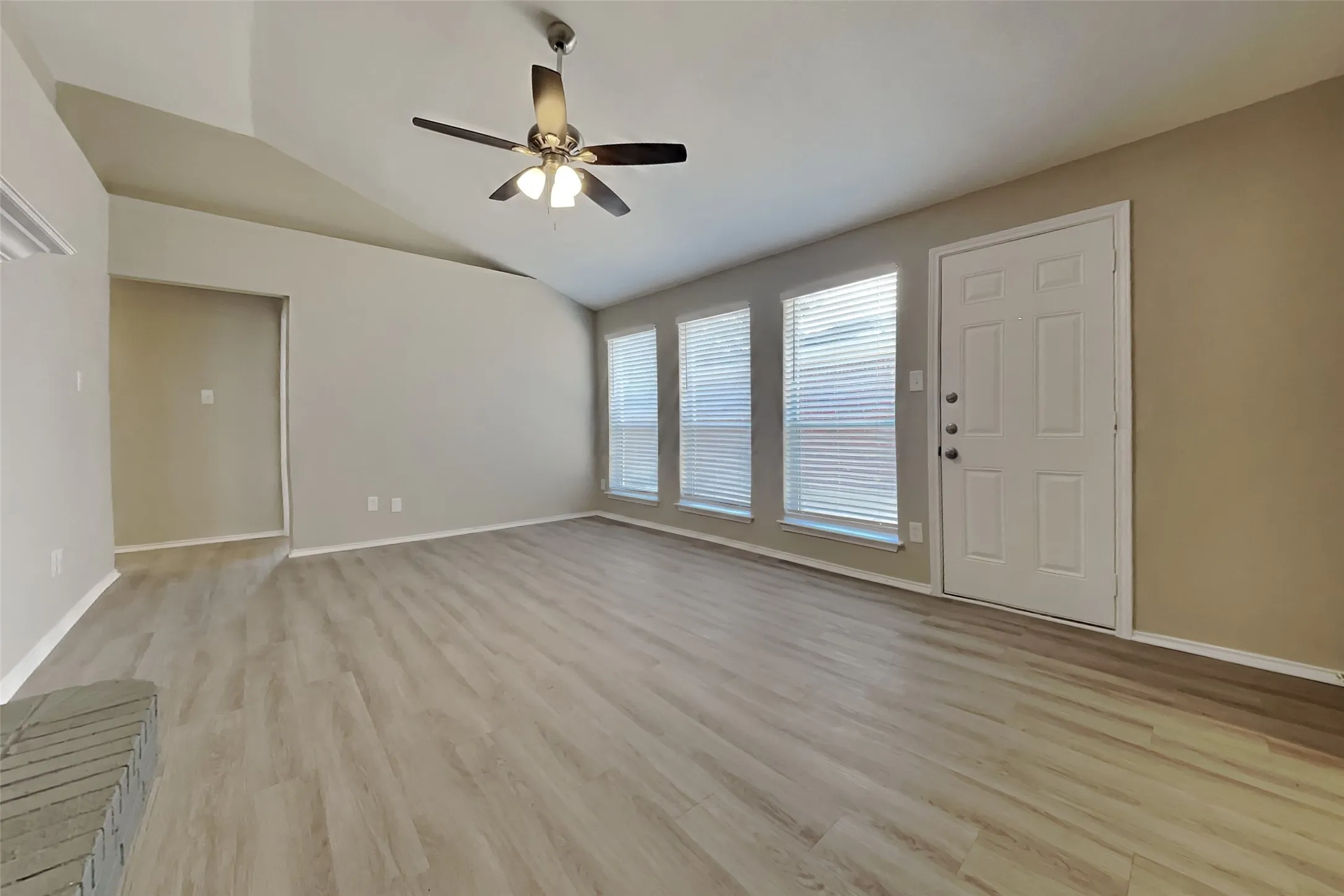 Single Family Residence For Rent in Tarrant County , 320 Faircrest Drive, Arlington, Texas 76018, 3 Bedroom, 2 Bathroom, 2 Garage spaces, 1,228 Sqft, built in 1991, mls#21393828, Real Estate Agent in Arlington, Homes For Rent in Tarrant county, Homes For Rent in Arlington, Realtor in Arlington Texas, Real Estate Brokerage Independent Realty Texas, Luminita Cordes Realtor