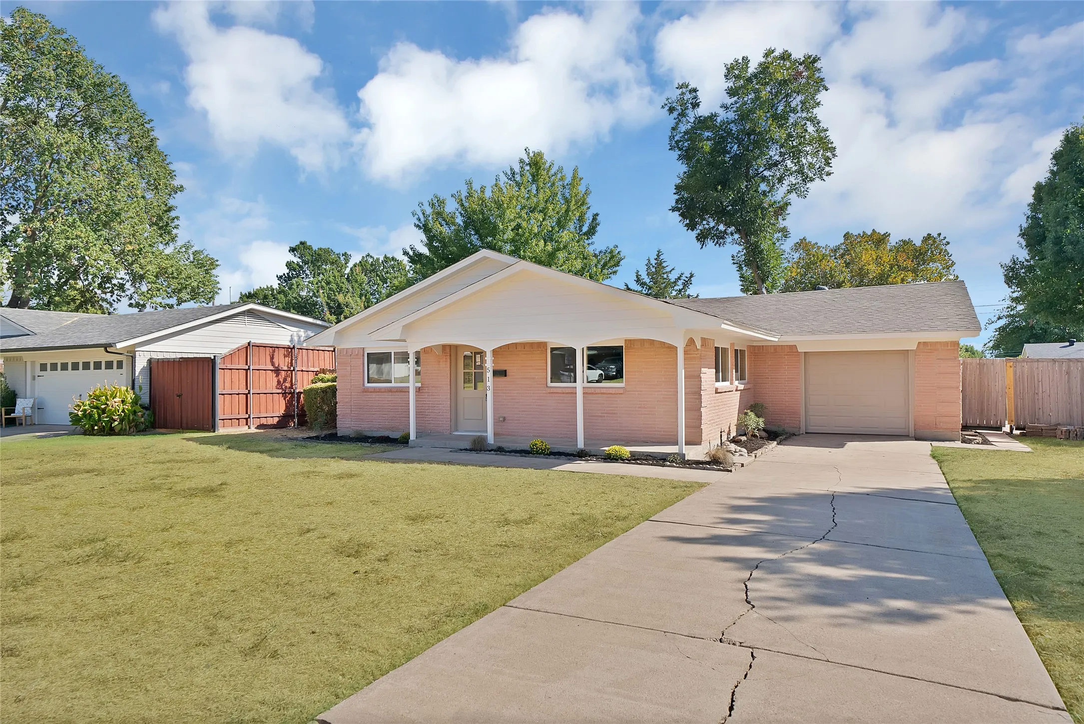Single Family Residence For Sale in Dallas County , 513 Lexington Lane, Richardson, Texas 75080, 3 Bedroom, 2 Bathroom, 1 Garage spaces, 1,364 Sqft, built in 1961, mls#21390359, Real Estate Agent in Richardson, Homes For Sale in Dallas county, Homes For Sale in Richardson, Realtor in Richardson Texas, Real Estate Brokerage Independent Realty Texas, Luminita Cordes Realtor