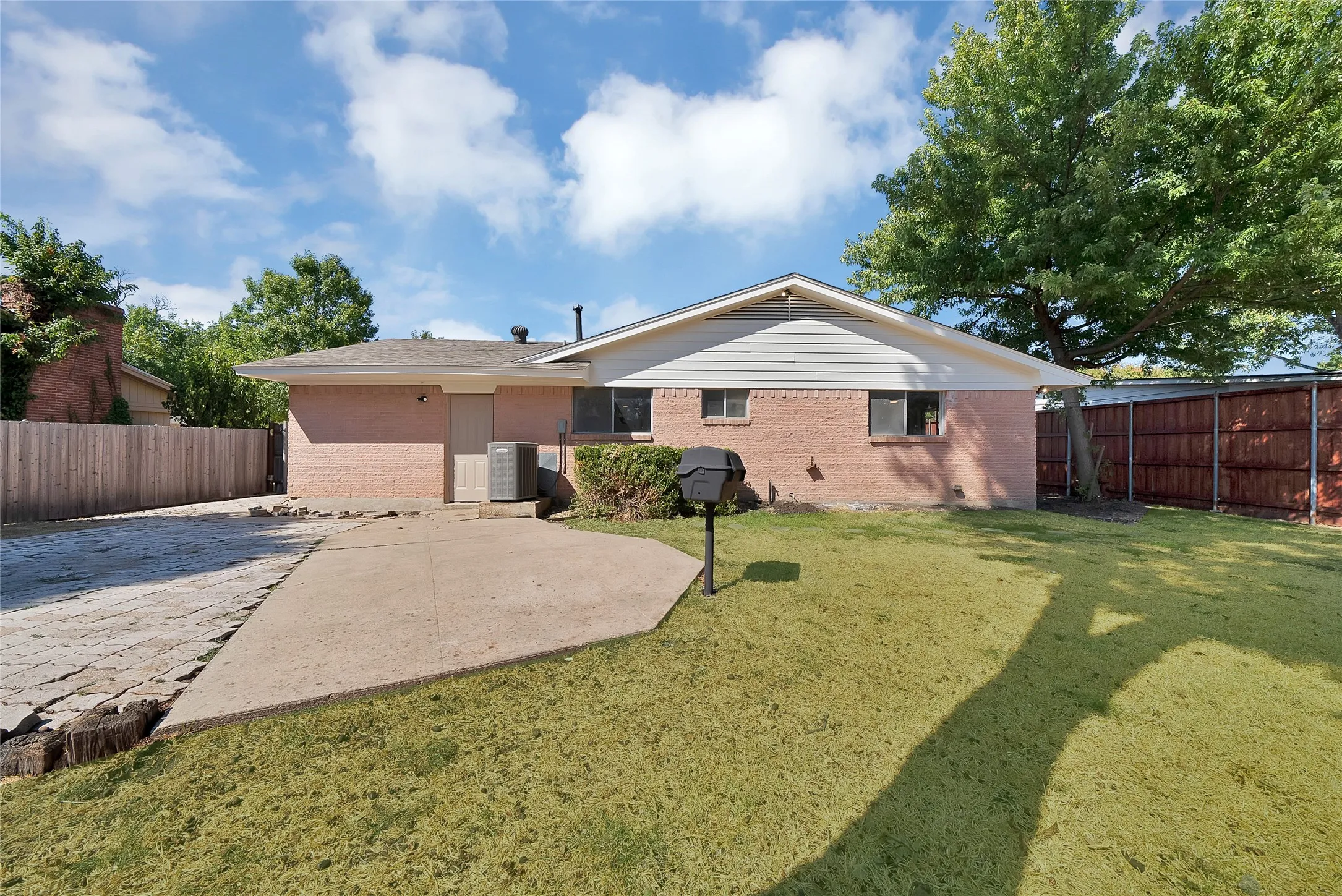Single Family Residence For Sale in Dallas County , 513 Lexington Lane, Richardson, Texas 75080, 3 Bedroom, 2 Bathroom, 1 Garage spaces, 1,364 Sqft, built in 1961, mls#21390359, Real Estate Agent in Richardson, Homes For Sale in Dallas county, Homes For Sale in Richardson, Realtor in Richardson Texas, Real Estate Brokerage Independent Realty Texas, Luminita Cordes Realtor