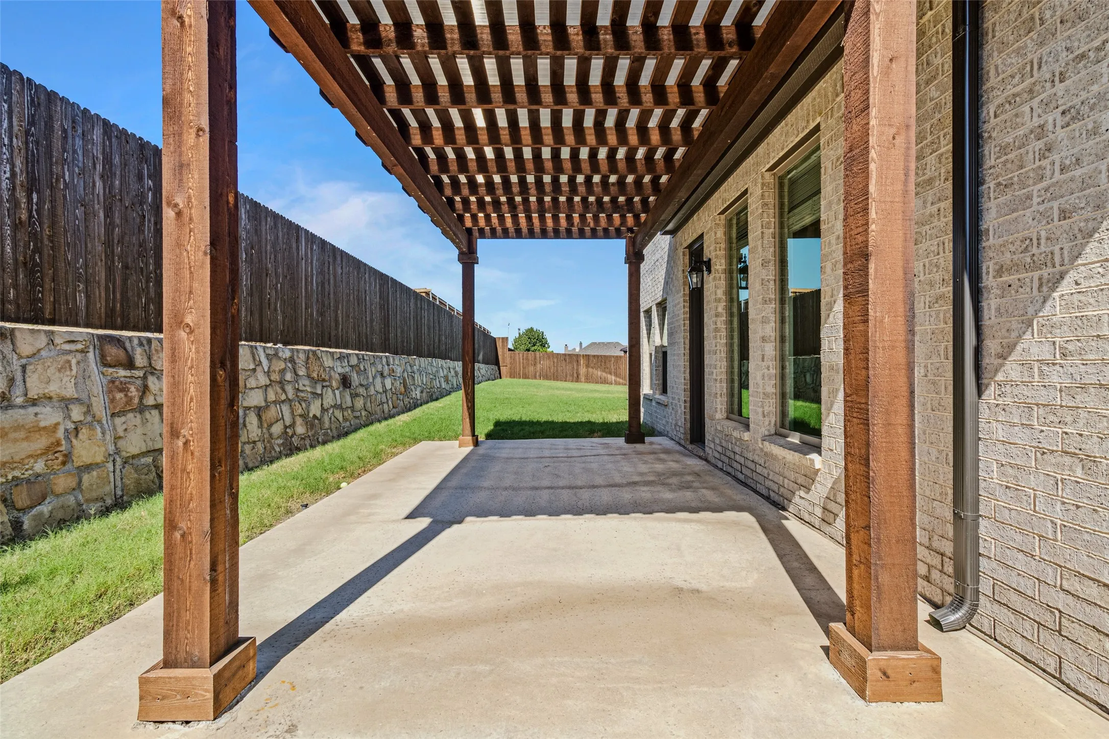 Single Family Residence For Sale in Ellis County , 216 Cow Hand Drive, Waxahachie, Texas 75165, 3 Bedroom, 3 Bathroom, 3 Garage spaces, 2,611 Sqft, built in 2021, mls#21386706, Real Estate Agent in Waxahachie, Homes For Sale in Ellis county, Homes For Sale in Waxahachie, Realtor in Waxahachie Texas, Real Estate Brokerage Independent Realty Texas, Luminita Cordes Realtor