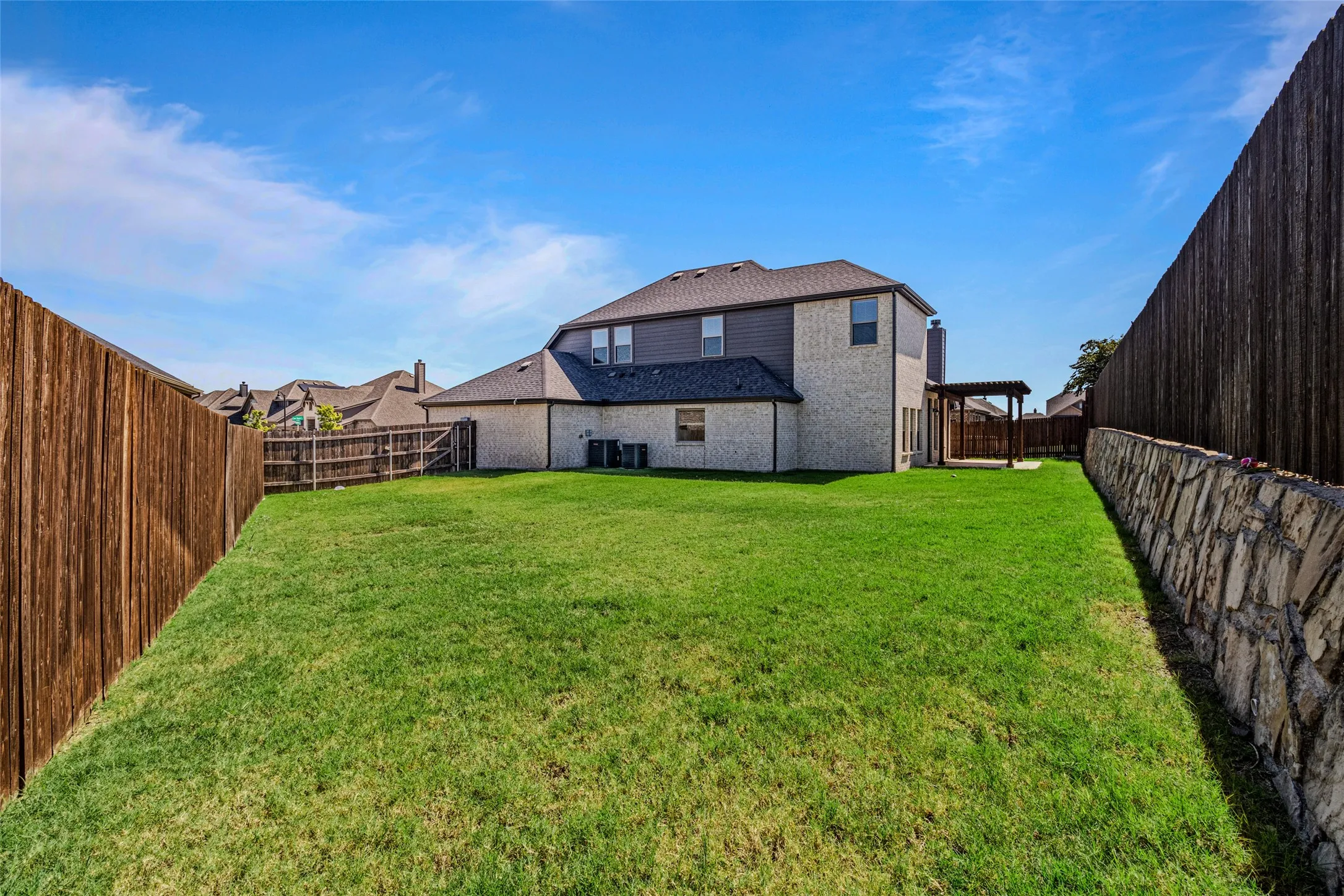 Single Family Residence For Sale in Ellis County , 216 Cow Hand Drive, Waxahachie, Texas 75165, 3 Bedroom, 3 Bathroom, 3 Garage spaces, 2,611 Sqft, built in 2021, mls#21386706, Real Estate Agent in Waxahachie, Homes For Sale in Ellis county, Homes For Sale in Waxahachie, Realtor in Waxahachie Texas, Real Estate Brokerage Independent Realty Texas, Luminita Cordes Realtor