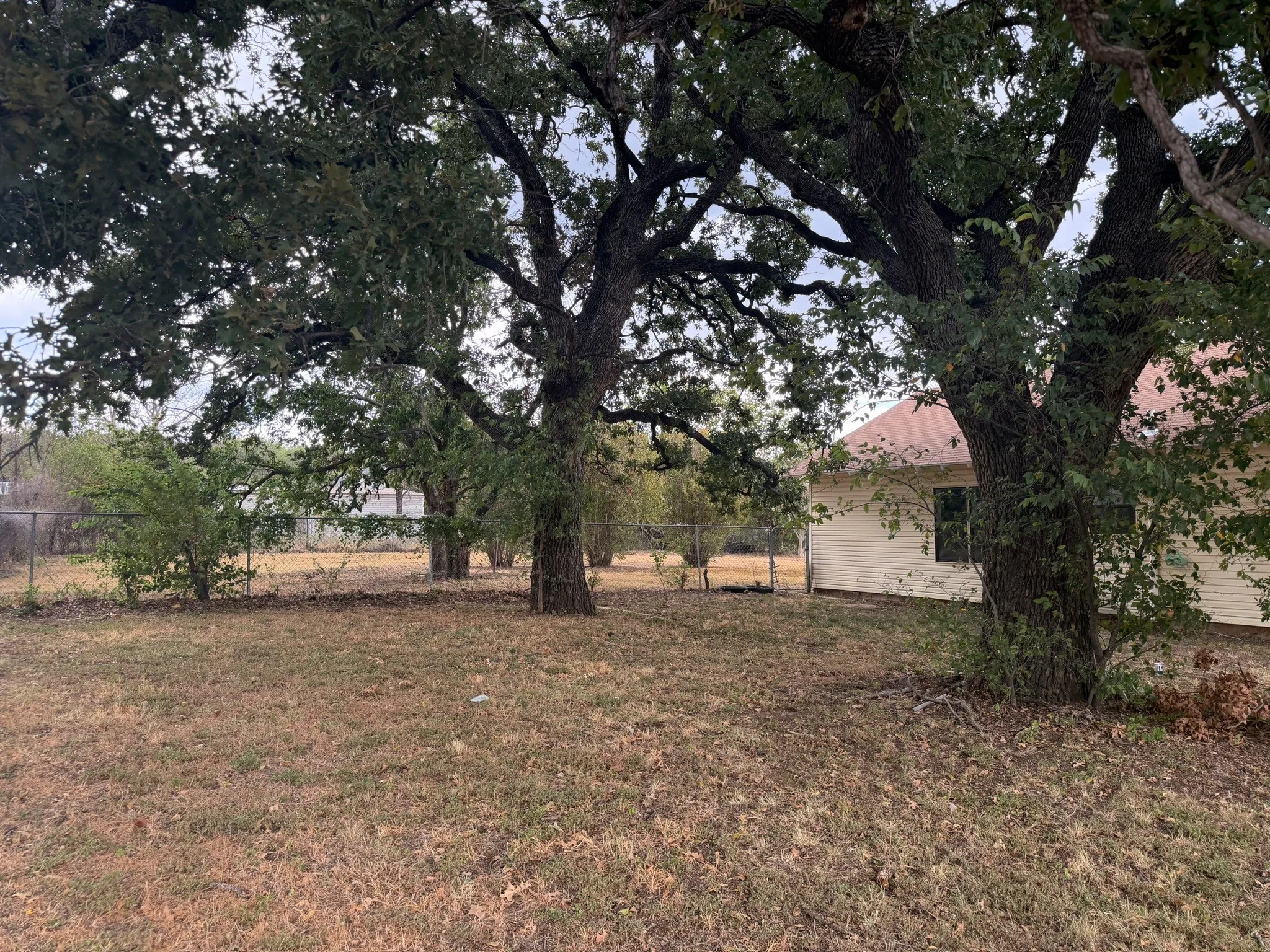 Single Family Residence For Sale in Eastland County , 1105 W Main Street, Eastland, Texas 76448, 2 Bedroom, 1 Bathroom, Garage spaces, 1,120 Sqft, built in 1945, mls#21393114, Real Estate Agent in Eastland, Homes For Sale in Eastland county, Homes For Sale in Eastland, Realtor in Eastland Texas, Real Estate Brokerage Independent Realty Texas, Luminita Cordes Realtor