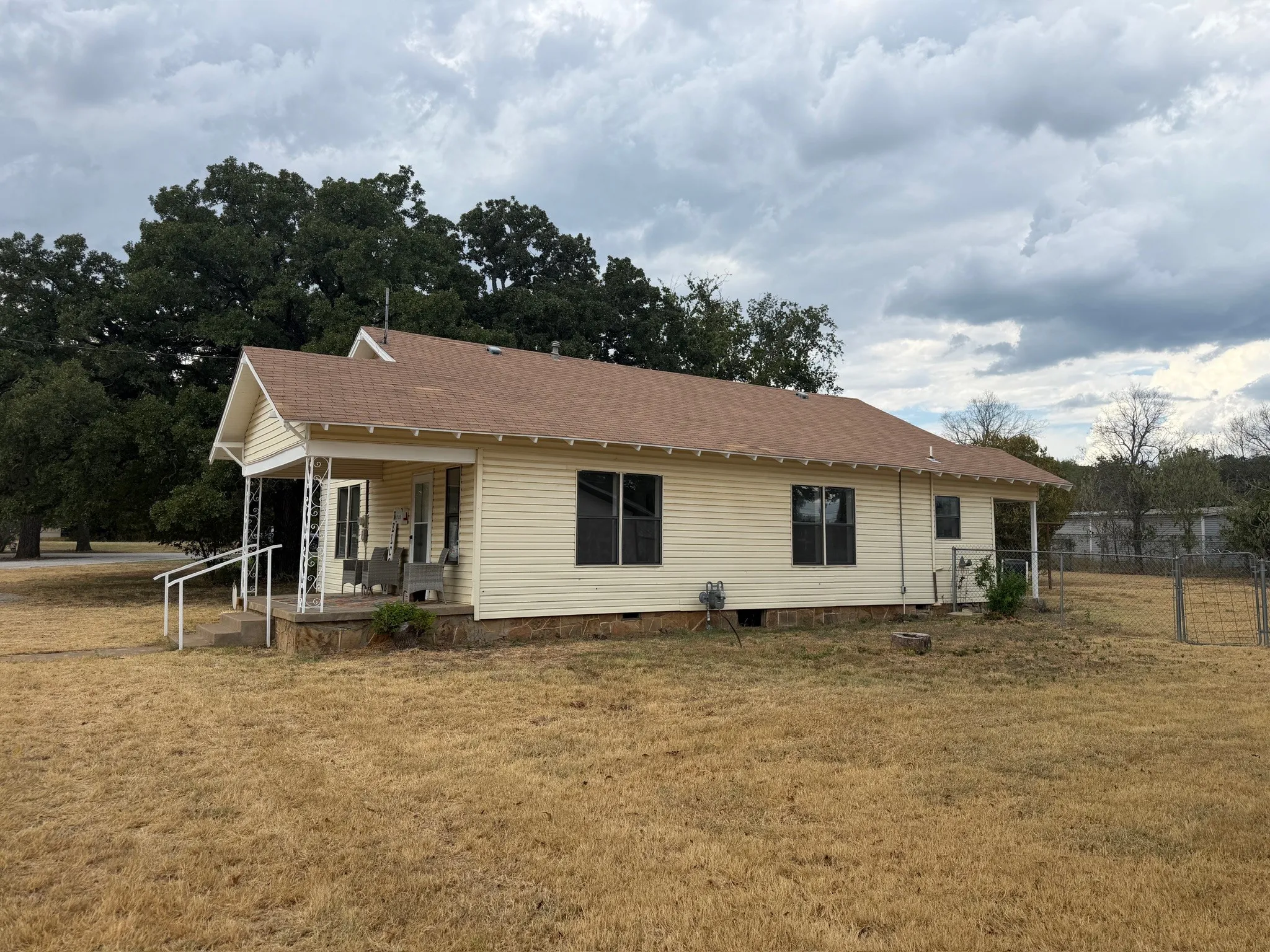 Single Family Residence For Sale in Eastland County , 1105 W Main Street, Eastland, Texas 76448, 2 Bedroom, 1 Bathroom, Garage spaces, 1,120 Sqft, built in 1945, mls#21393114, Real Estate Agent in Eastland, Homes For Sale in Eastland county, Homes For Sale in Eastland, Realtor in Eastland Texas, Real Estate Brokerage Independent Realty Texas, Luminita Cordes Realtor