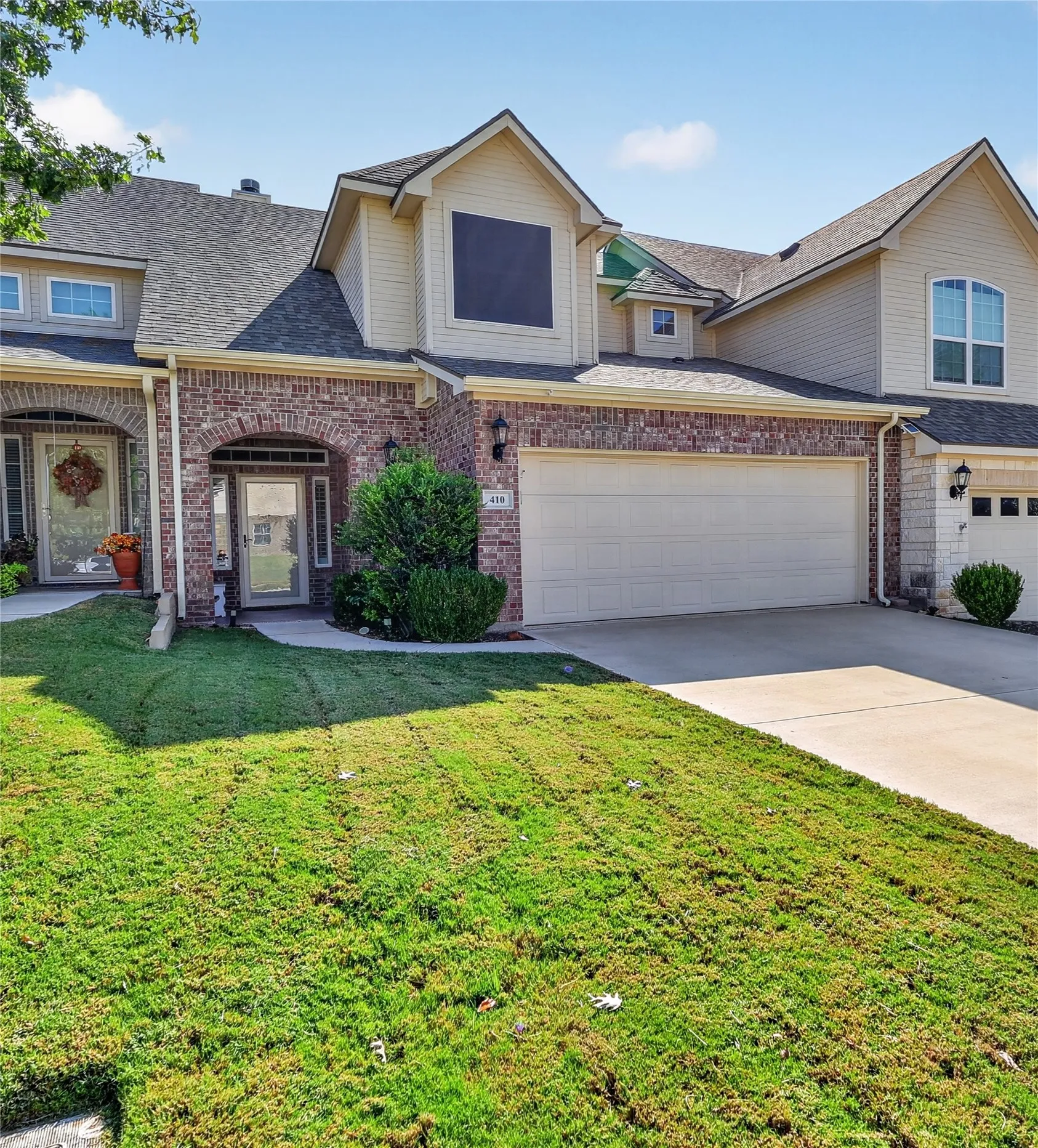 Townhouse For Sale in Parker County , 410 Heritage Heights, Weatherford, Texas 76085, 2 Bedroom, 3 Bathroom, 2 Garage spaces, 1,539 Sqft, built in 2018, mls#21380746, Real Estate Agent in Weatherford, Homes For Sale in Parker county, Homes For Sale in Weatherford, Realtor in Weatherford Texas, Real Estate Brokerage Independent Realty Texas, Luminita Cordes Realtor