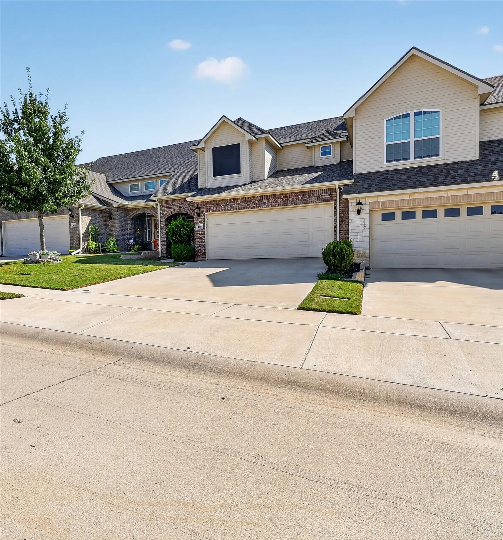 Townhouse For Sale in Parker County , 410 Heritage Heights, Weatherford, Texas 76085, 2 Bedroom, 3 Bathroom, 2 Garage spaces, 1,539 Sqft, built in 2018, mls#21380746, Real Estate Agent in Weatherford, Homes For Sale in Parker county, Homes For Sale in Weatherford, Realtor in Weatherford Texas, Real Estate Brokerage Independent Realty Texas, Luminita Cordes Realtor
