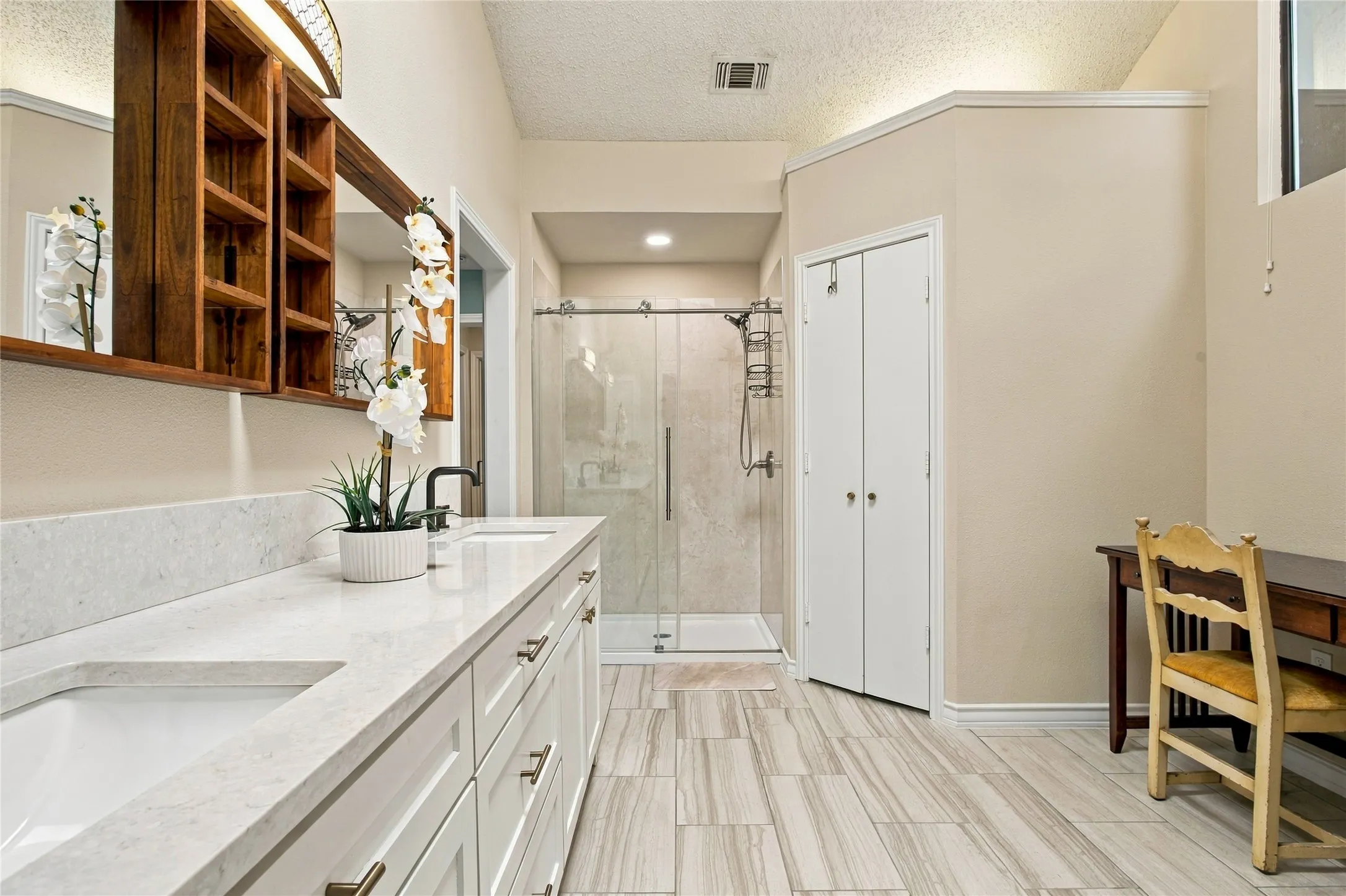 Single Family Residence For Sale in Tarrant County , 2211 Mediterranean Avenue, Arlington, Texas 76011, 3 Bedroom, 2 Bathroom, 2 Garage spaces, 2,130 Sqft, built in 1983, mls#21391745, Real Estate Agent in Arlington, Homes For Sale in Tarrant county, Homes For Sale in Arlington, Realtor in Arlington Texas, Real Estate Brokerage Independent Realty Texas, Luminita Cordes Realtor