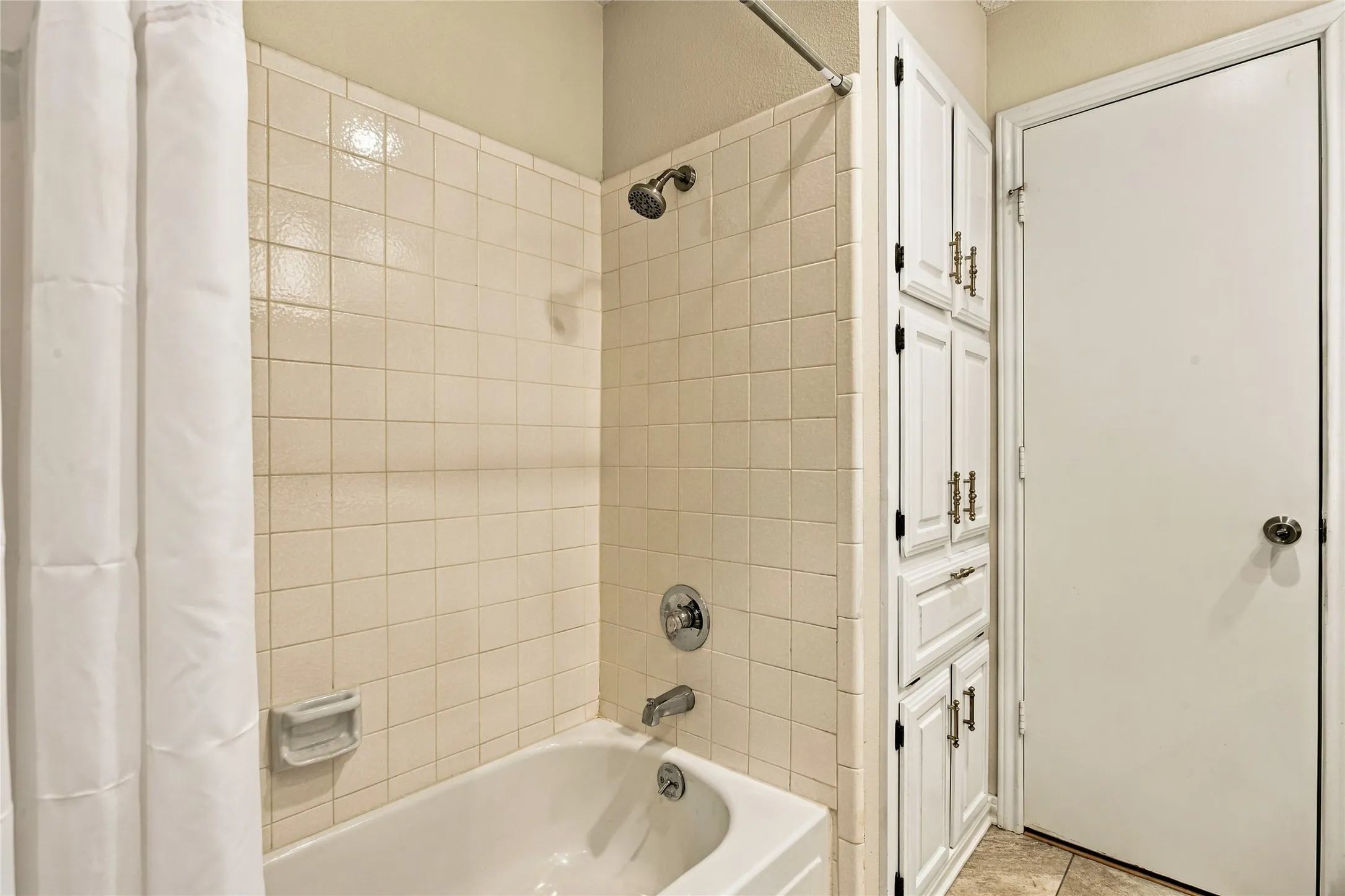 Single Family Residence For Sale in Tarrant County , 2211 Mediterranean Avenue, Arlington, Texas 76011, 3 Bedroom, 2 Bathroom, 2 Garage spaces, 2,130 Sqft, built in 1983, mls#21391745, Real Estate Agent in Arlington, Homes For Sale in Tarrant county, Homes For Sale in Arlington, Realtor in Arlington Texas, Real Estate Brokerage Independent Realty Texas, Luminita Cordes Realtor