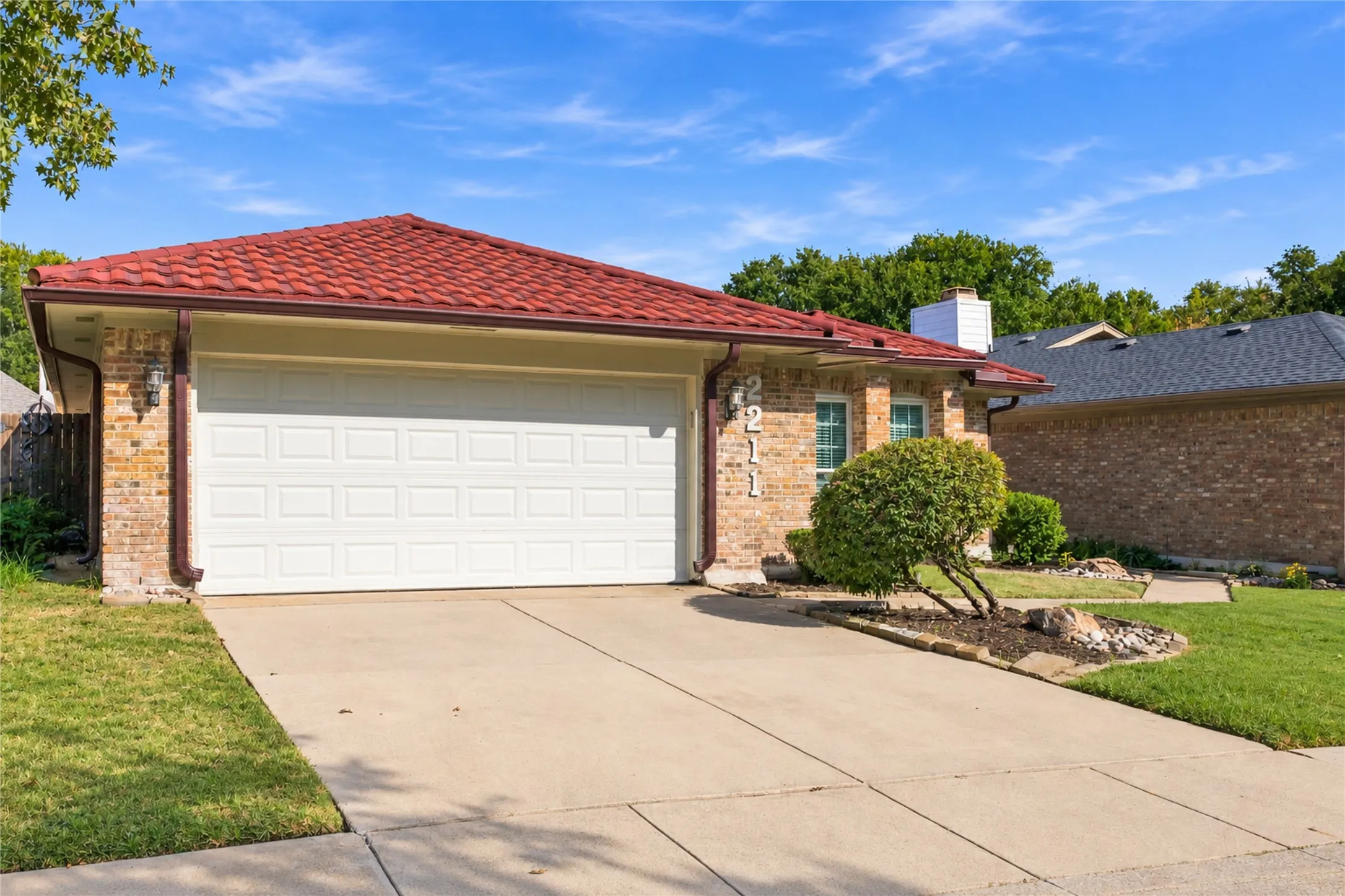 Single Family Residence For Sale in Tarrant County , 2211 Mediterranean Avenue, Arlington, Texas 76011, 3 Bedroom, 2 Bathroom, 2 Garage spaces, 2,130 Sqft, built in 1983, mls#21391745, Real Estate Agent in Arlington, Homes For Sale in Tarrant county, Homes For Sale in Arlington, Realtor in Arlington Texas, Real Estate Brokerage Independent Realty Texas, Luminita Cordes Realtor