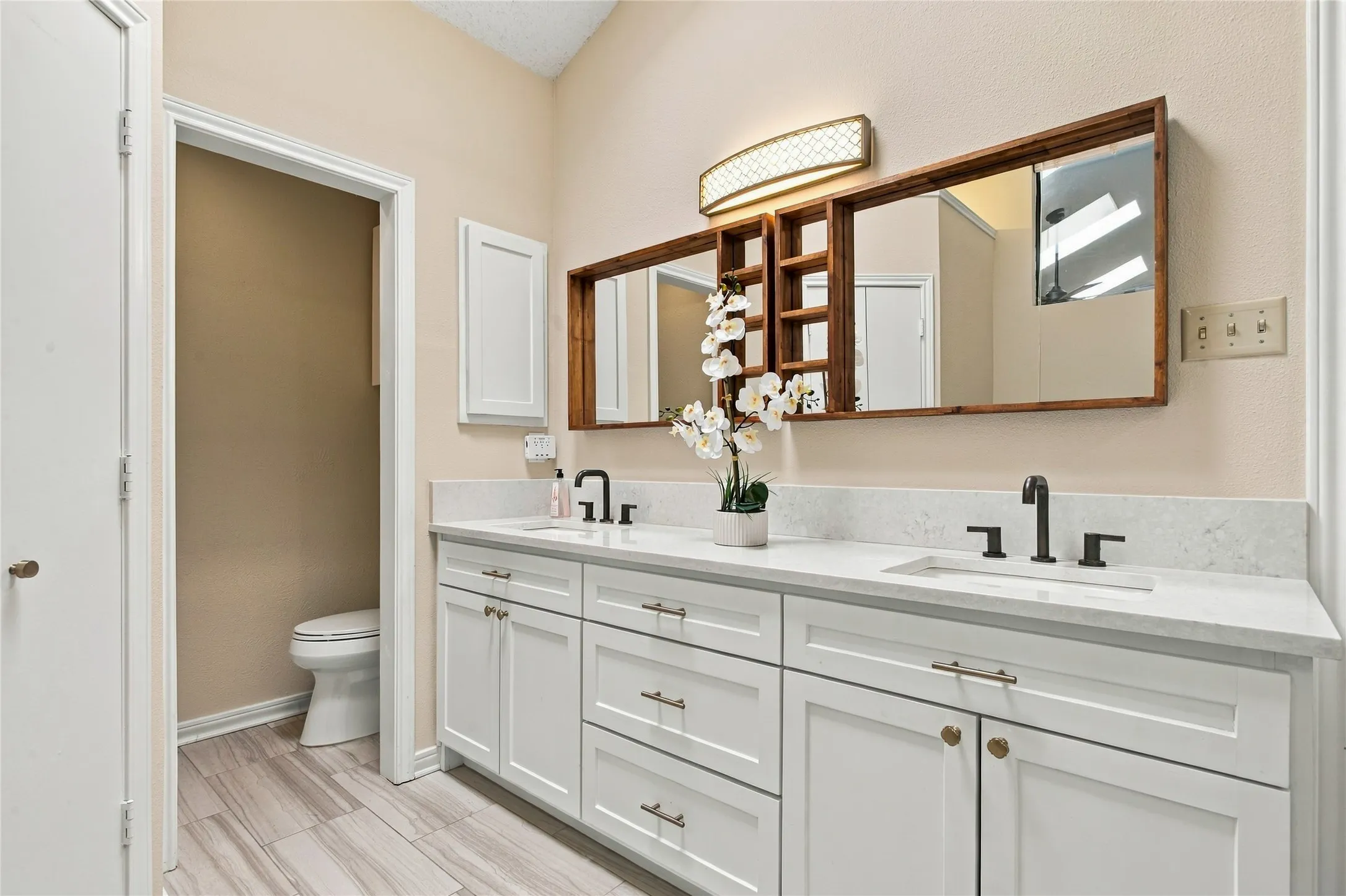 Single Family Residence For Sale in Tarrant County , 2211 Mediterranean Avenue, Arlington, Texas 76011, 3 Bedroom, 2 Bathroom, 2 Garage spaces, 2,130 Sqft, built in 1983, mls#21391745, Real Estate Agent in Arlington, Homes For Sale in Tarrant county, Homes For Sale in Arlington, Realtor in Arlington Texas, Real Estate Brokerage Independent Realty Texas, Luminita Cordes Realtor